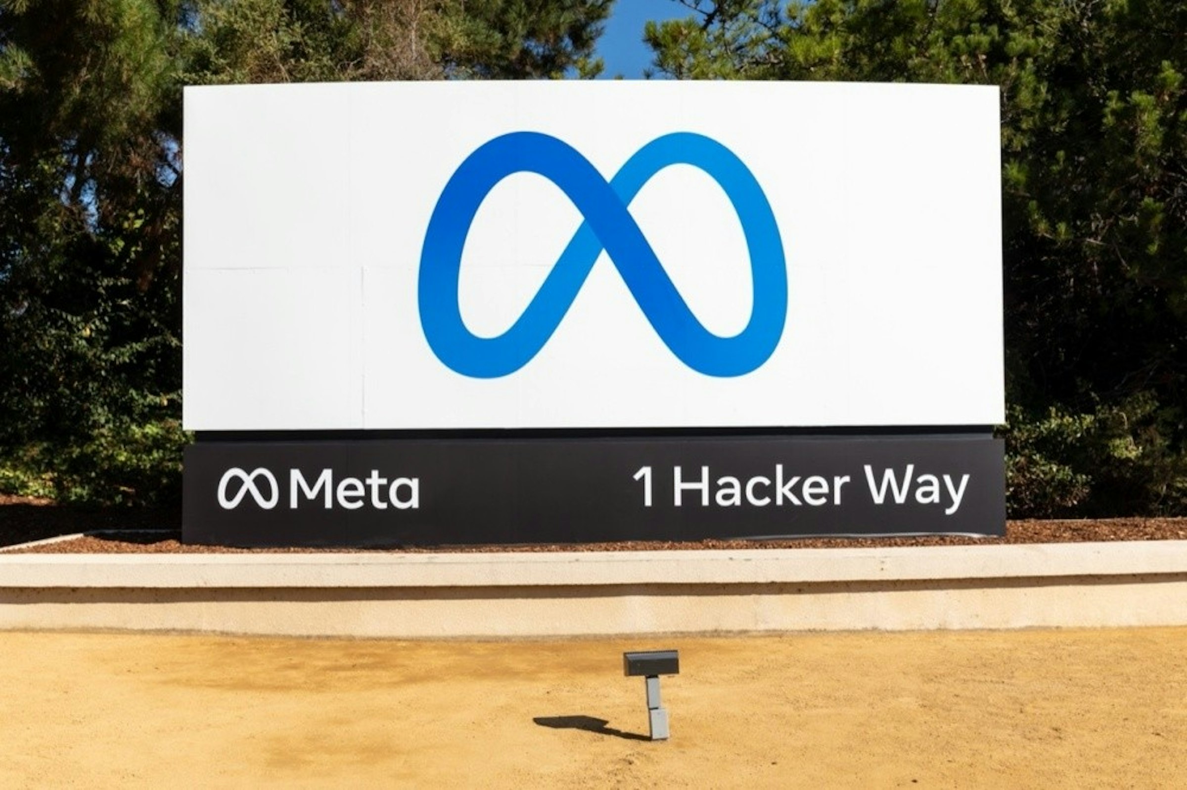 照片中提到了∞、∞ Meta、1 Hacker Way，跟Dfinity有關，包含了facebook zmienia nazwe、元、元界、Facebook 內容監督委員會、劍橋分析