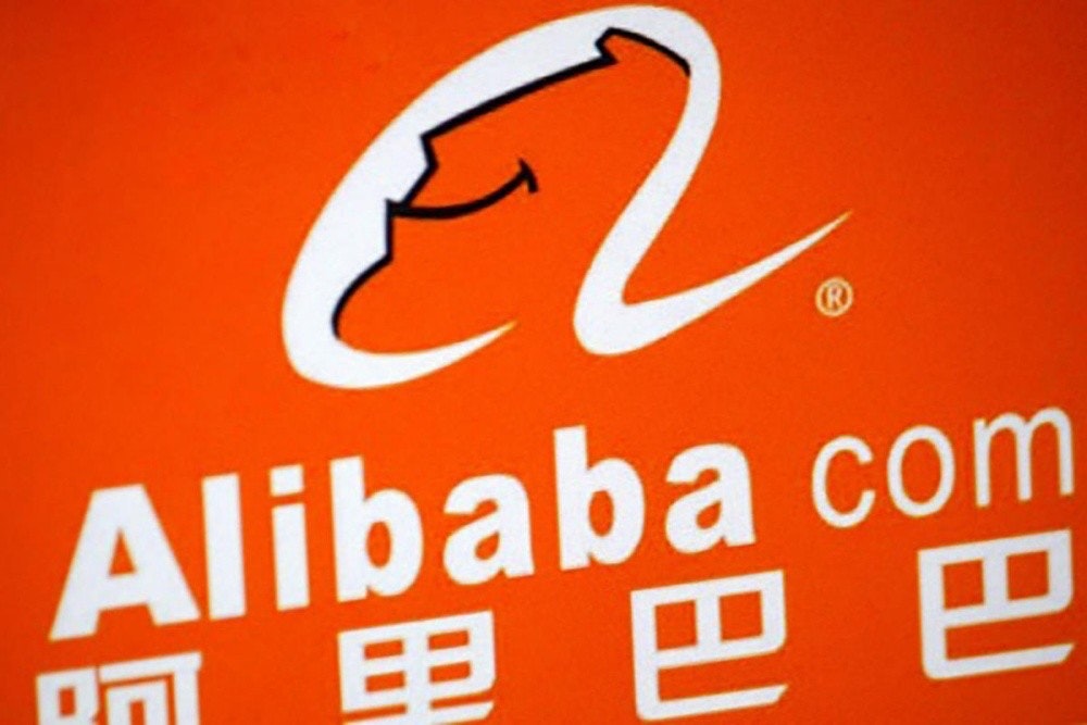 照片中提到了EL.、Alibaba.com、里巴巴，跟阿里巴巴集團、MidFirst銀行有關，包含了阿里巴巴、中國、Ele.me、紐約證券交易所股票代碼：BABA