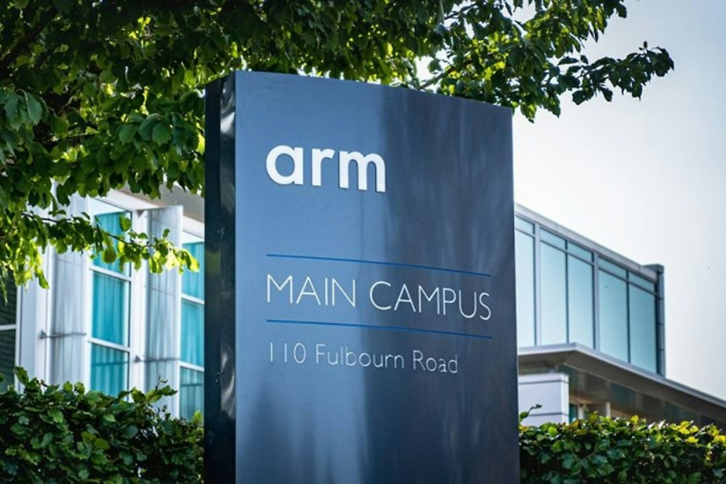 照片中提到了arm、MAIN CAMPUS、110 Fulbourn Road，跟武器控股有關，包含了劍橋阿姆有限公司、臂、軟銀集團、臂、英偉達