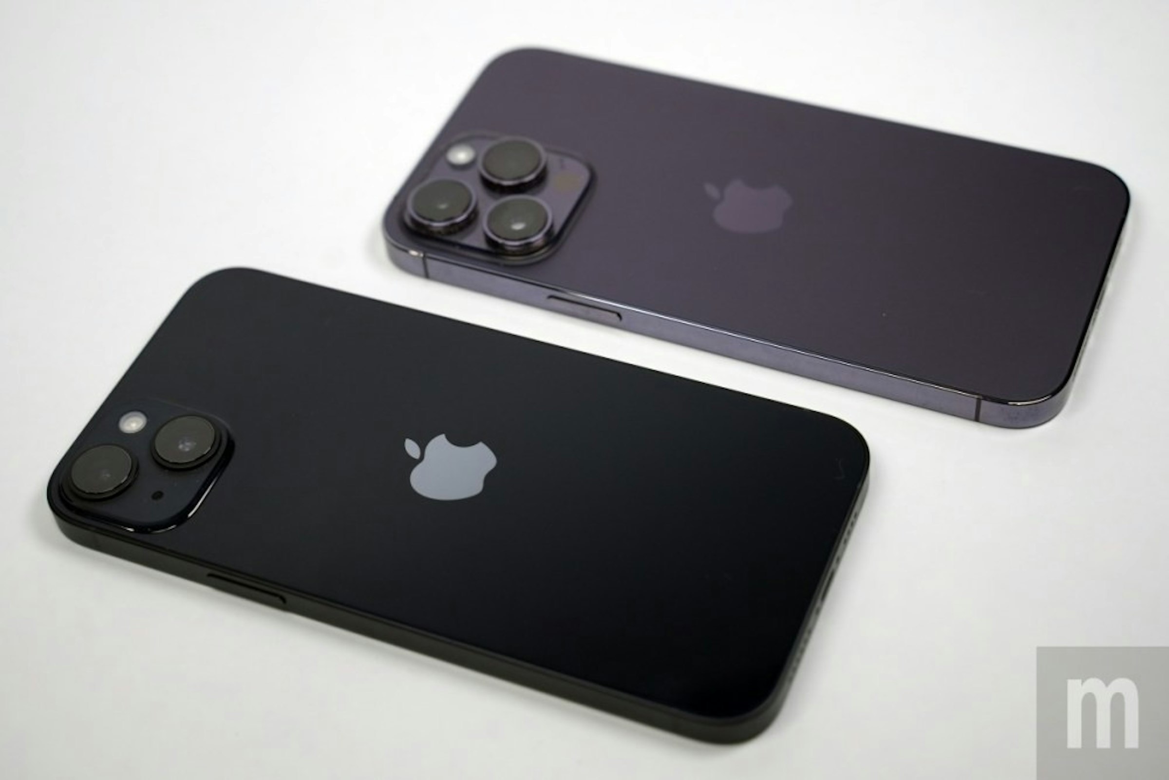 照片中提到了m，跟蘋果公司。、蘋果公司。有關，包含了iPhone 4、蘋果iPhone 7 Plus、iPhone 15 專業版、蘋果 iPhone 14 加號、手機