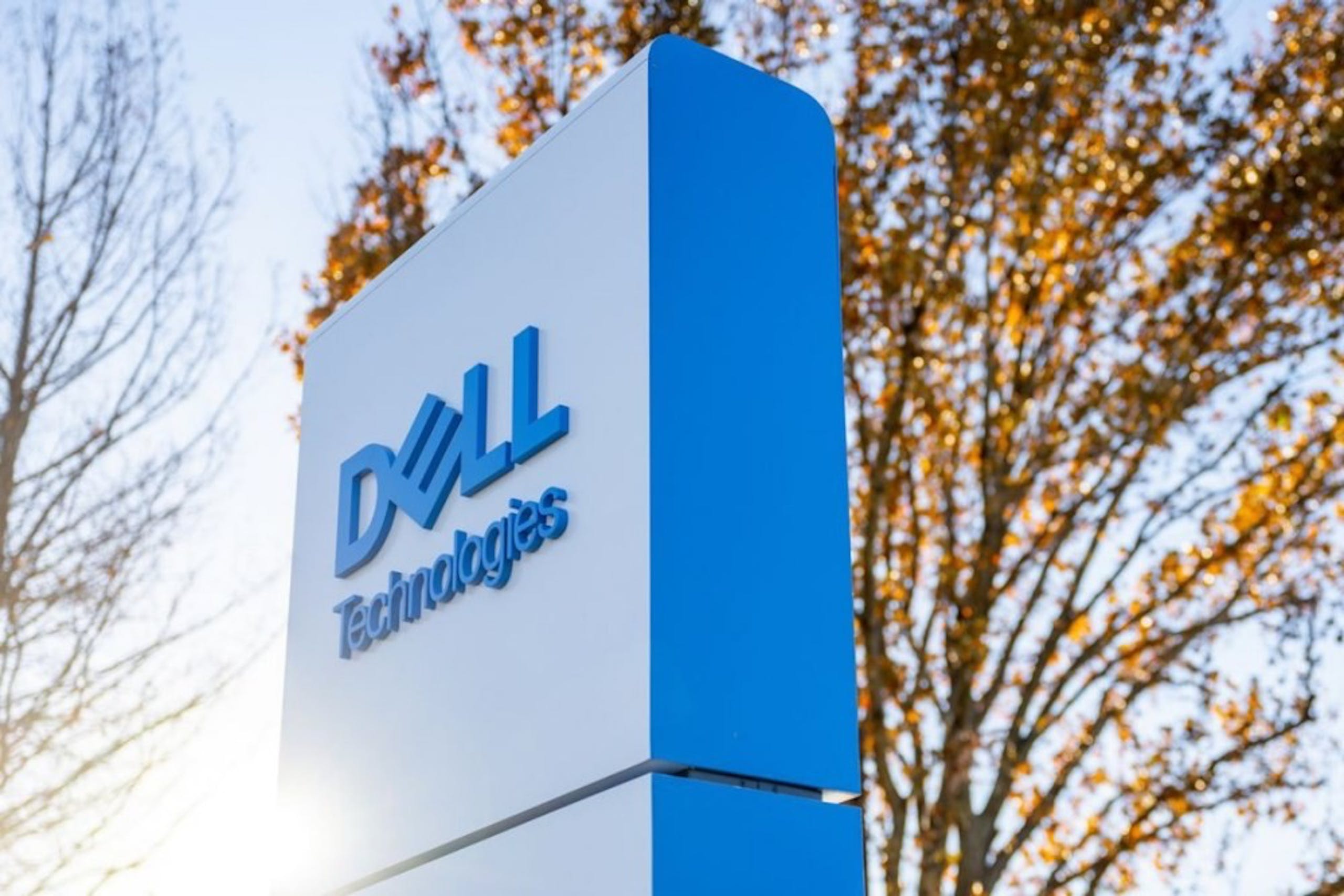 照片中提到了DELL、Technologies，跟戴爾電腦有關，包含了天空、戴爾技術、個人電腦