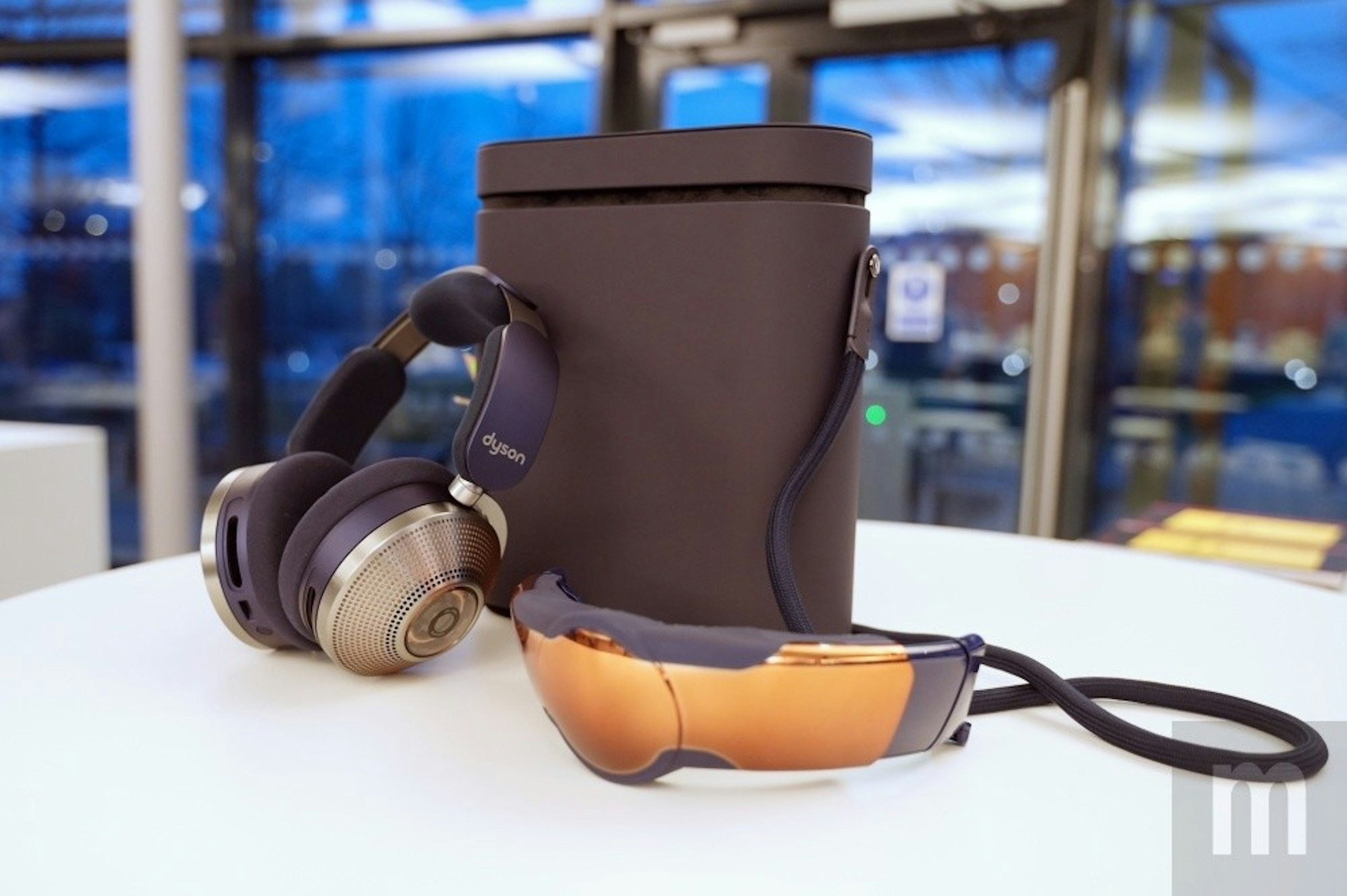 照片中提到了dyson、III，跟電影通行證有關，包含了音響器材、戴森、Dyson Zone Absolute+ 耳機，帶空氣淨化功能、藍牙、噪聲