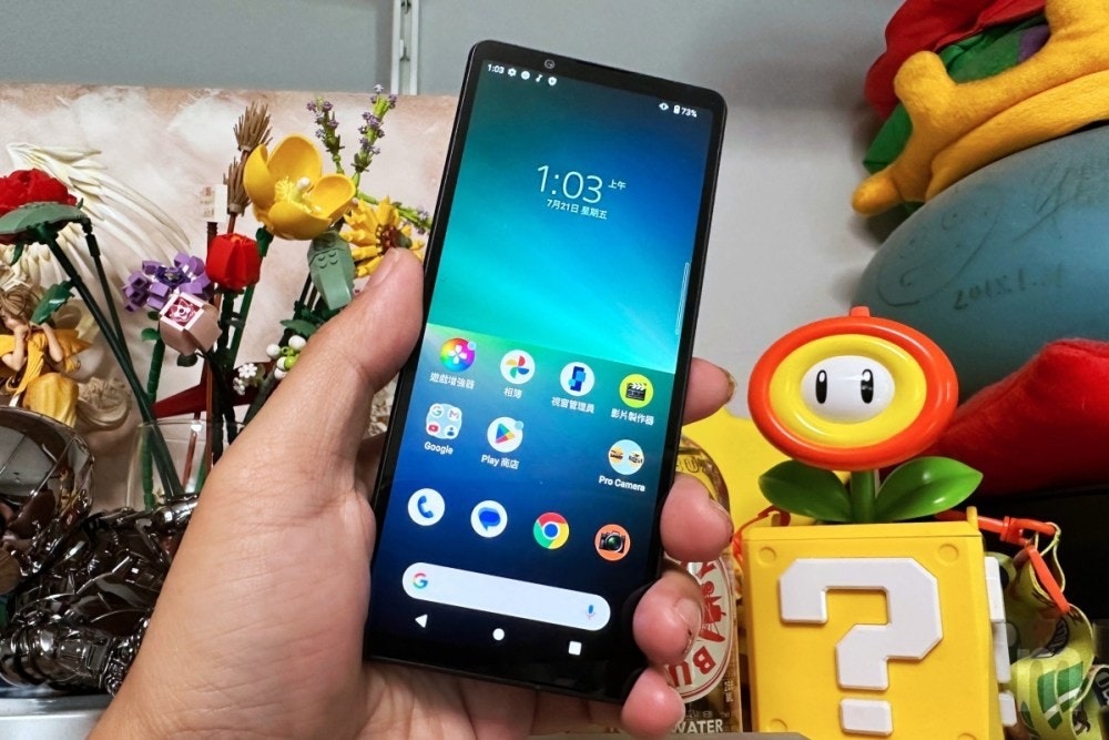 照片中提到了Google、1:00 o、相泽,包含了手機、手機、移動電話、功能手機、黃色