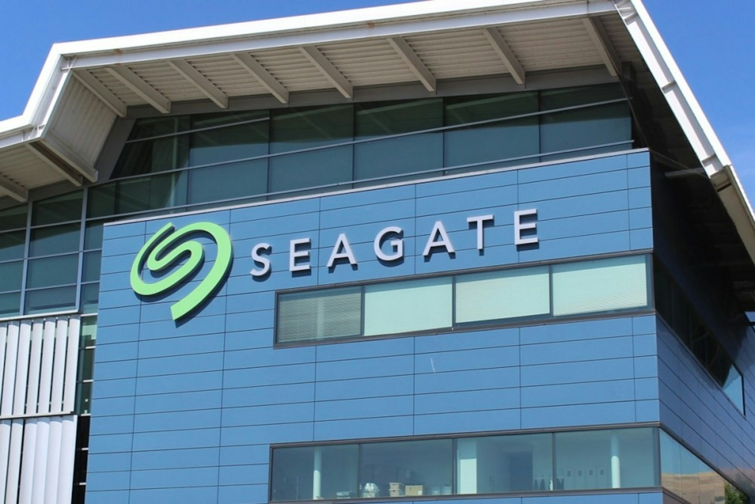 照片中提到了5、SEAGATE，跟希捷科技有關，包含了商業建築、希捷、硬盤、300GB