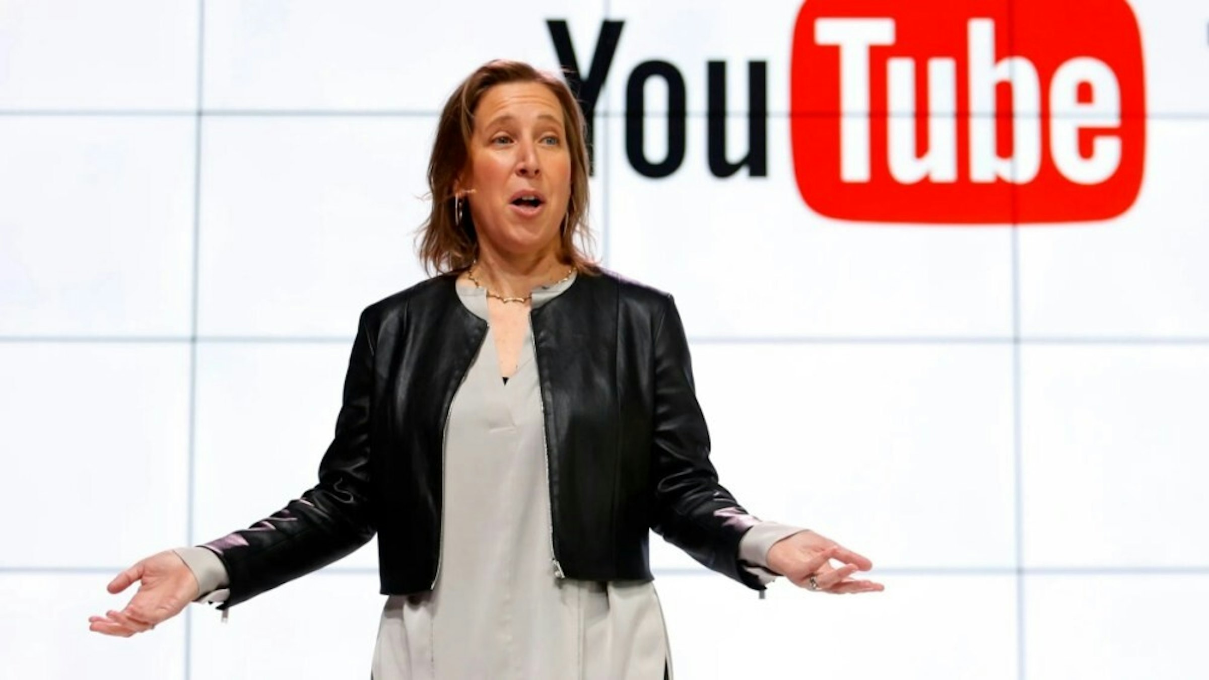 照片中提到了You Tube，包含了YouTube 前執行長的兒子在加州大學柏克萊分校被發現死亡、加州大學柏克萊分校、常務董事、的YouTube、谷歌