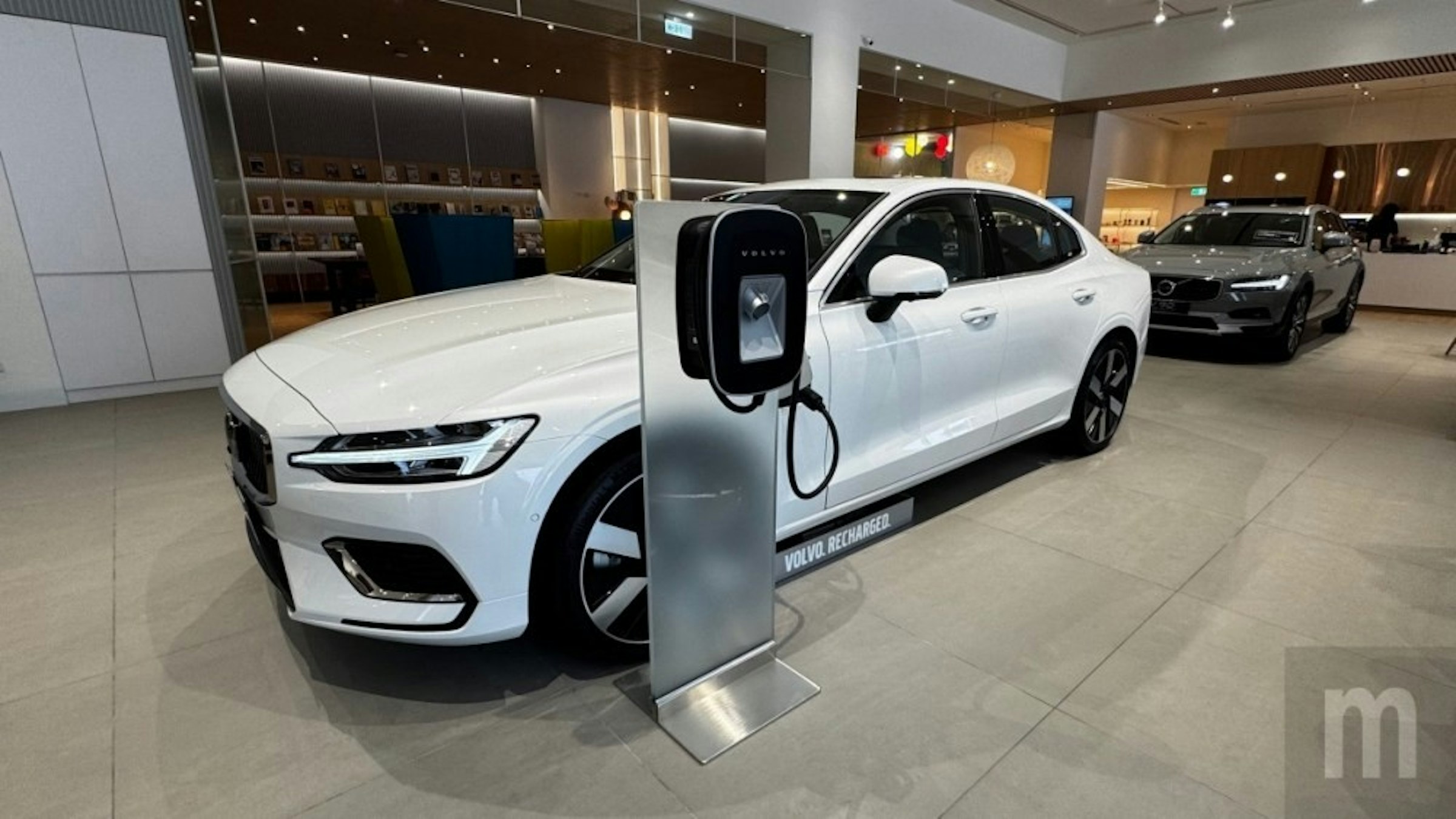 照片中提到了VOLVO RECHARGED、3，包含了車展、汽車、越野車、雪鐵龍、車展