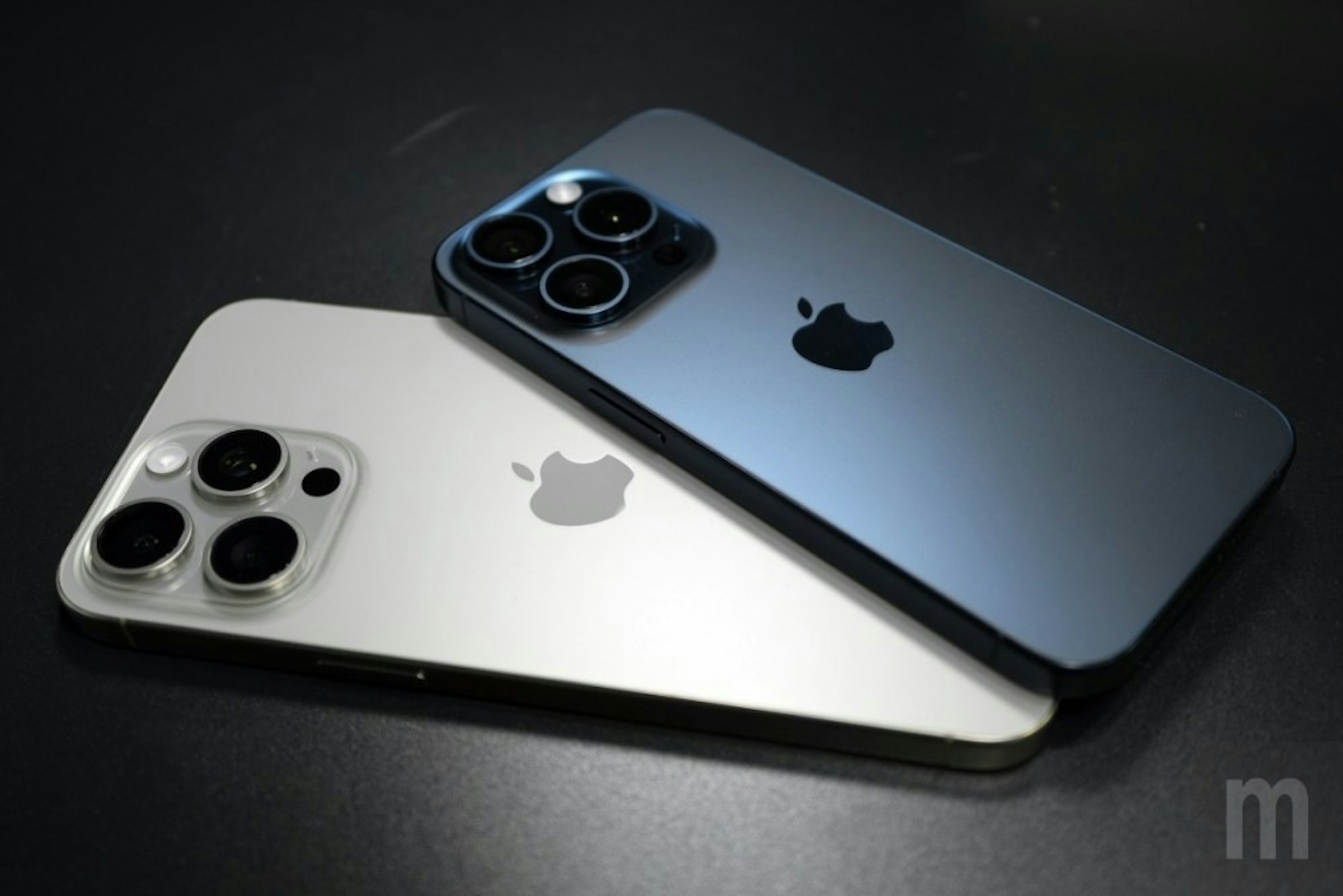 照片中提到了m，跟iphone 5、蘋果公司。有關，包含了電子產品、iPhone 15、蘋果 iPhone 15 Pro Max、IOS 17、蘋果