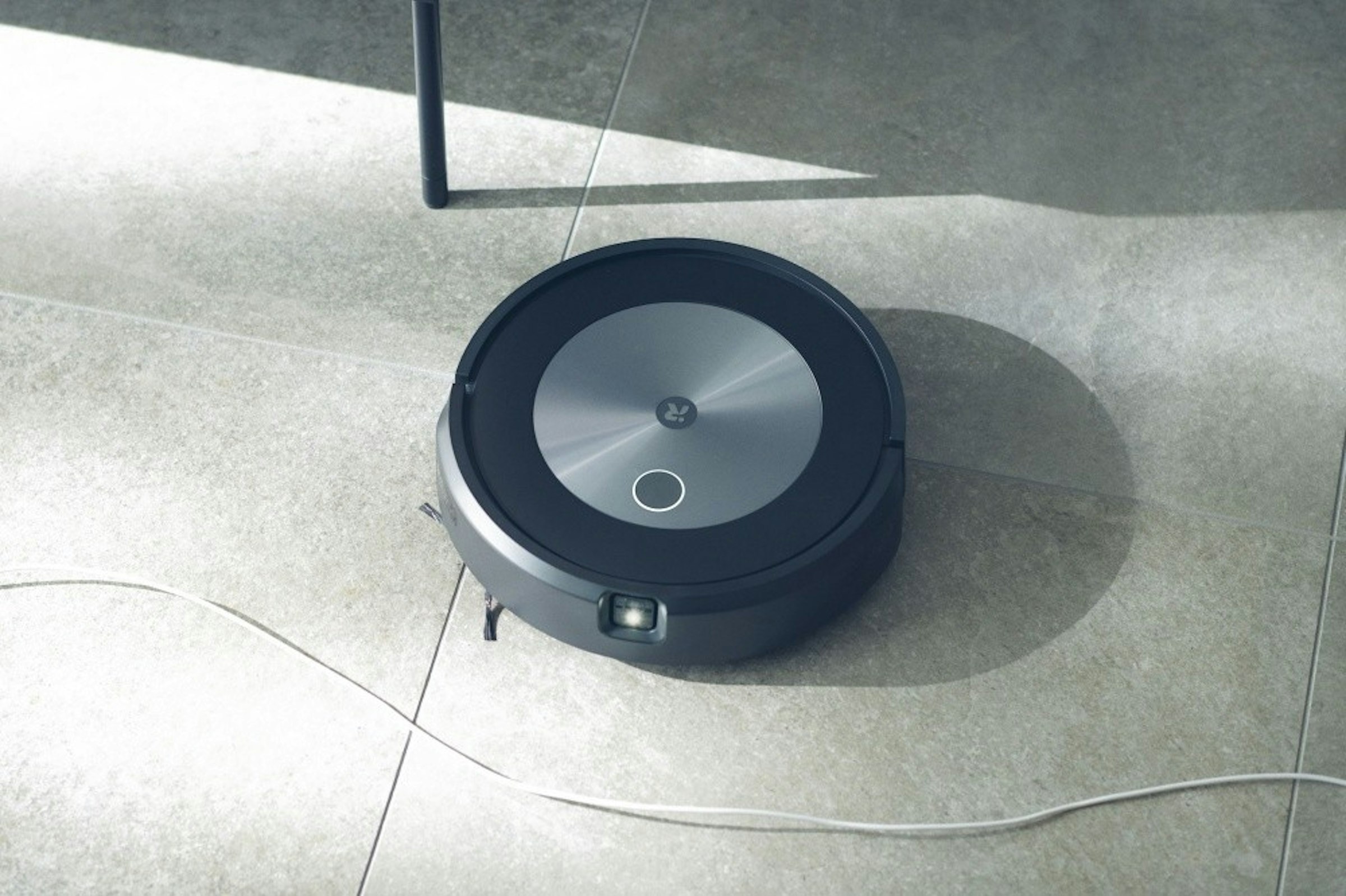 照片中包含了硬件、iRobot Roomba j7+、iRobot Roomba j7、機器人真空吸塵器、我是機器人