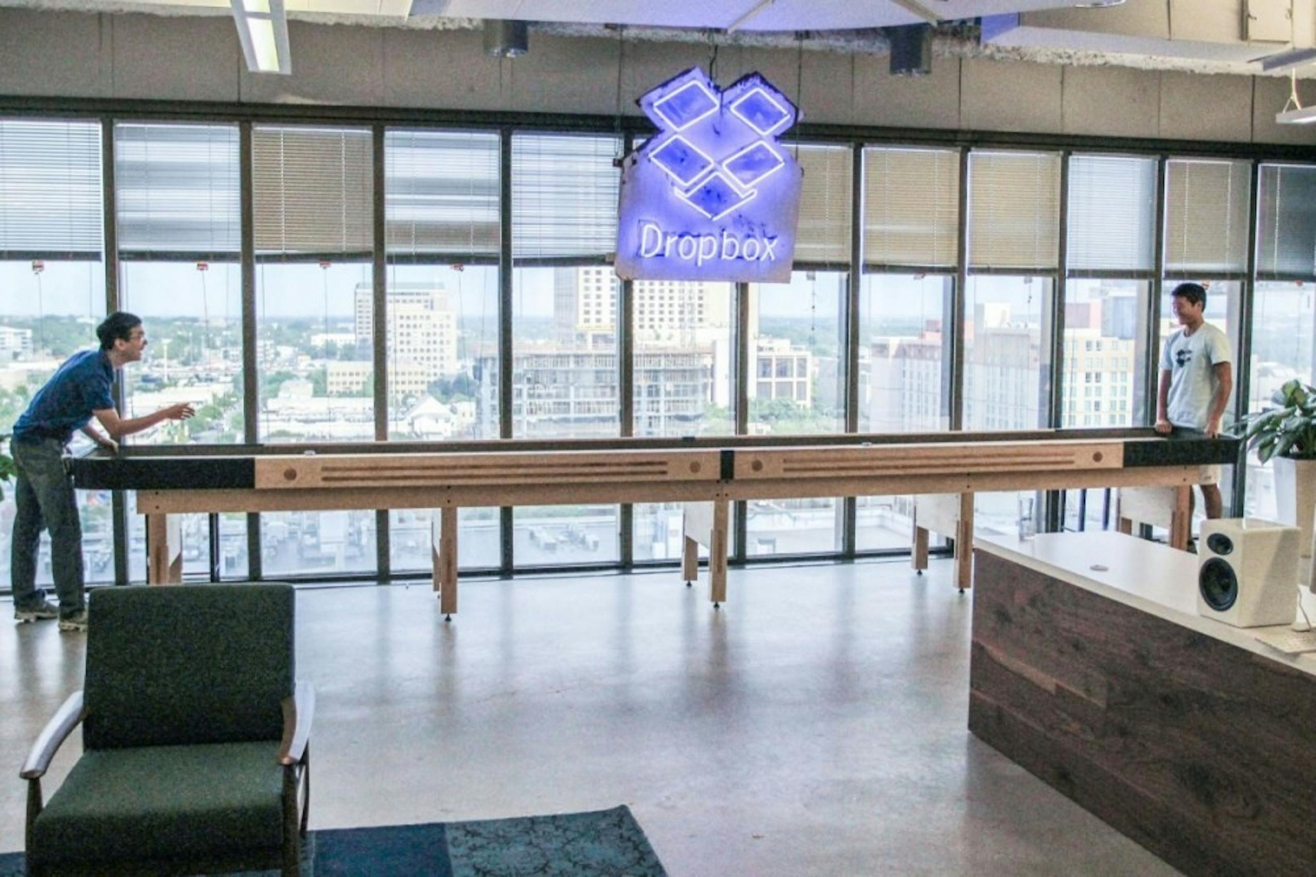 照片中提到了Dropbox，跟保管箱有關，包含了室內游戲和體育、推薦行銷、市場行銷、企業