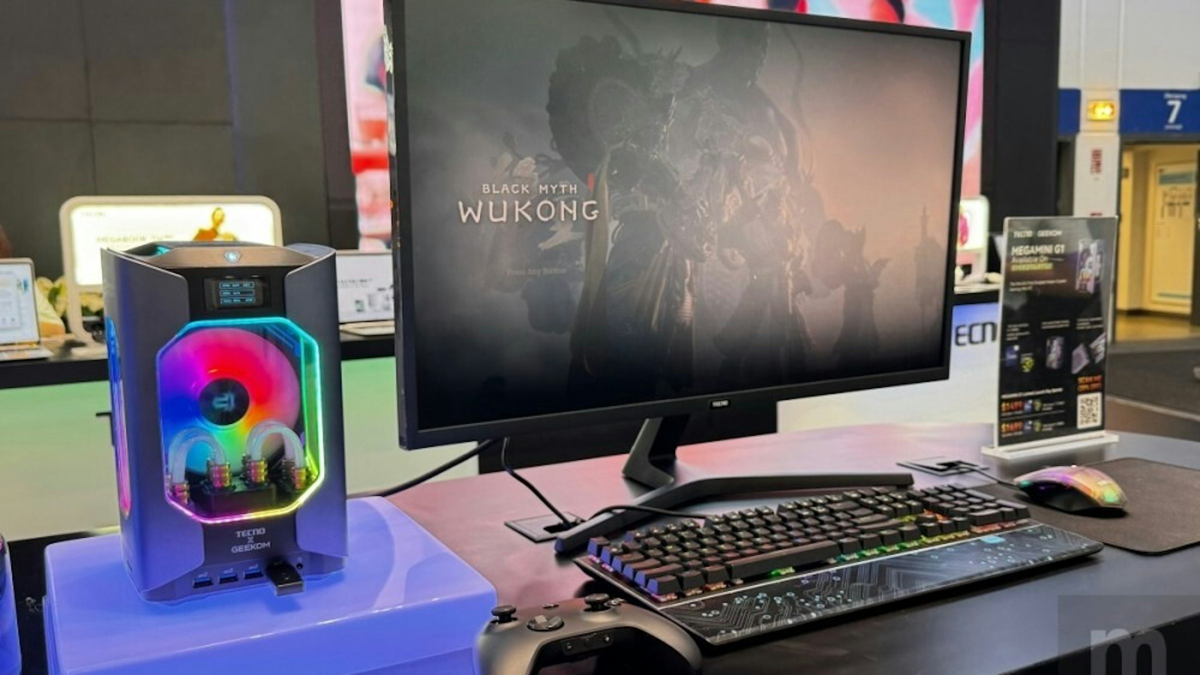 照片中提到了TECNO、GEEKOM、BLACK MYTH，包含了個人電腦、電腦機箱、計算機鍵盤、電腦硬件、個人電腦