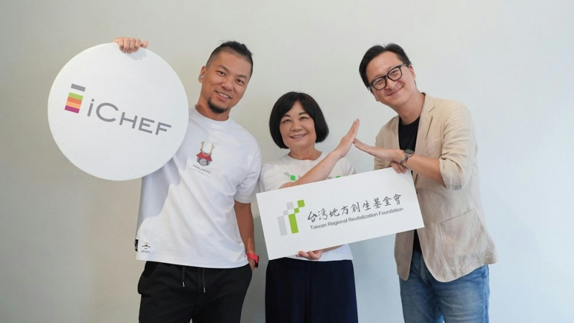 照片中提到了iCHEF、台灣地方創生基金會、Taiwan Regional Revitalization Foundation，包含了事件、文本、儀表