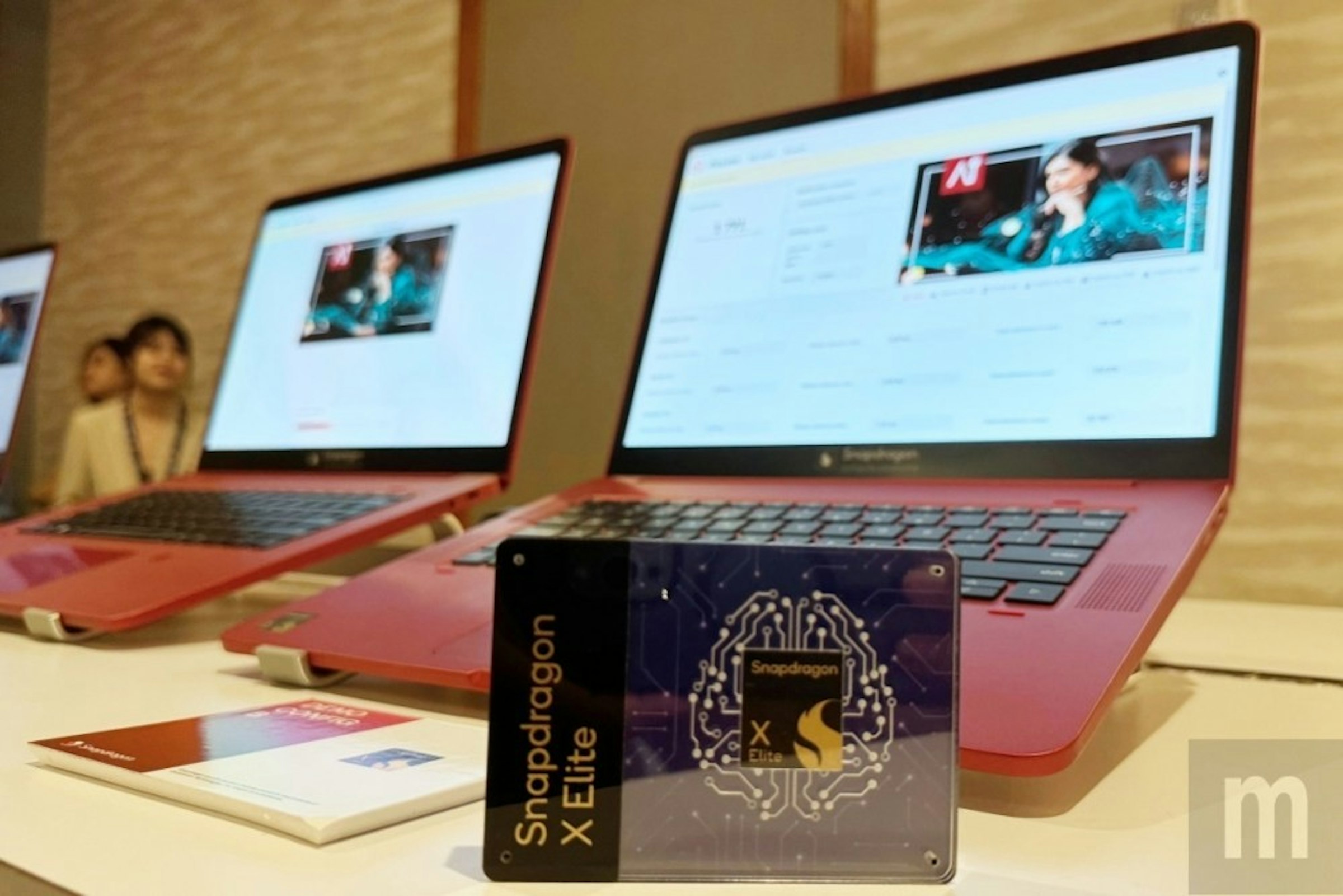 照片中提到了Snapdragon、X Elite、m，跟莫里有關，包含了高通公司、驍龍 X 精英、高通公司、筆記本電腦、中央處理器