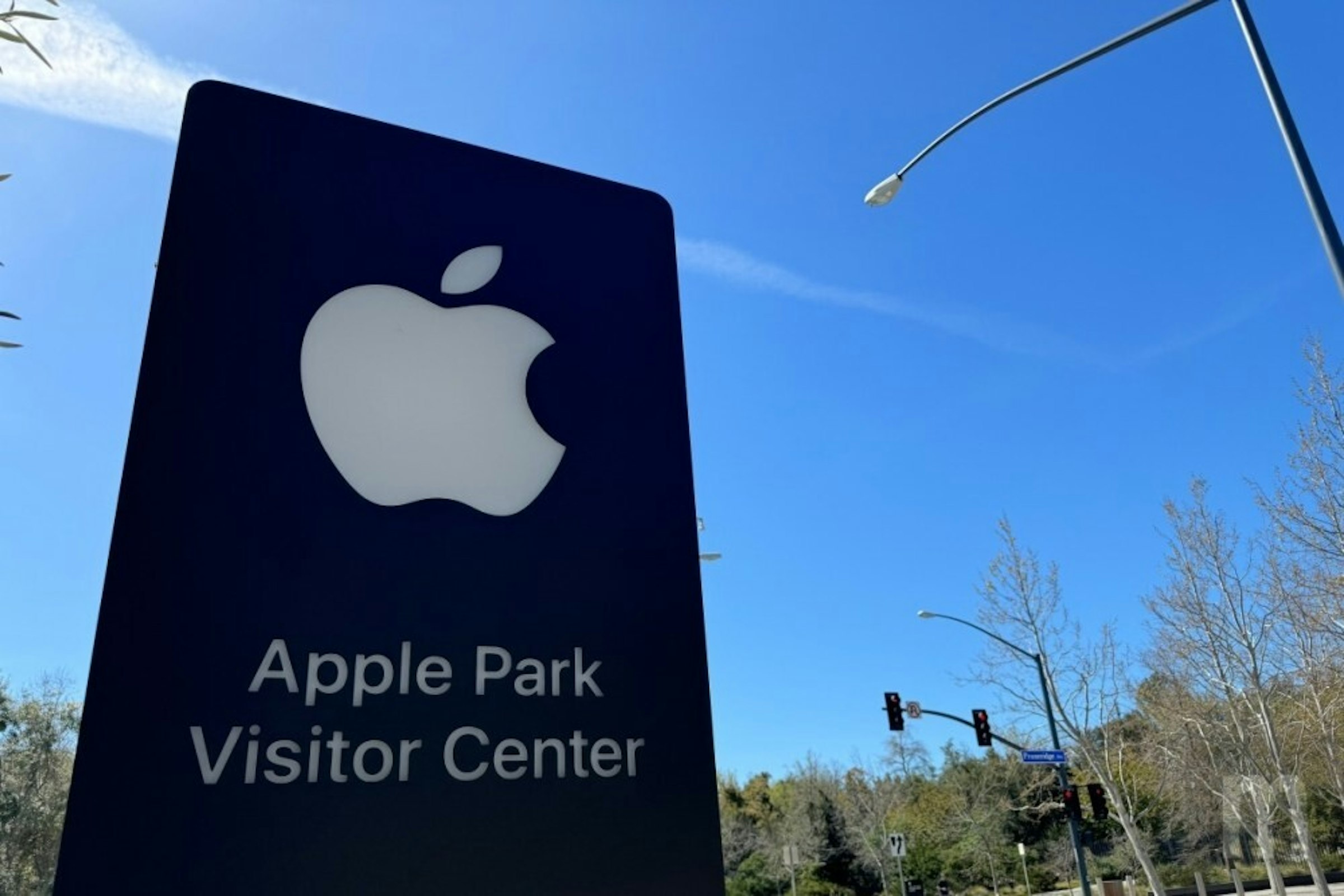 照片中提到了Apple Park、Visitor Center，跟蘋果有關，包含了蘋果園、2023 蘋果全球開發者大會、Apple Apple Park 遊客中心