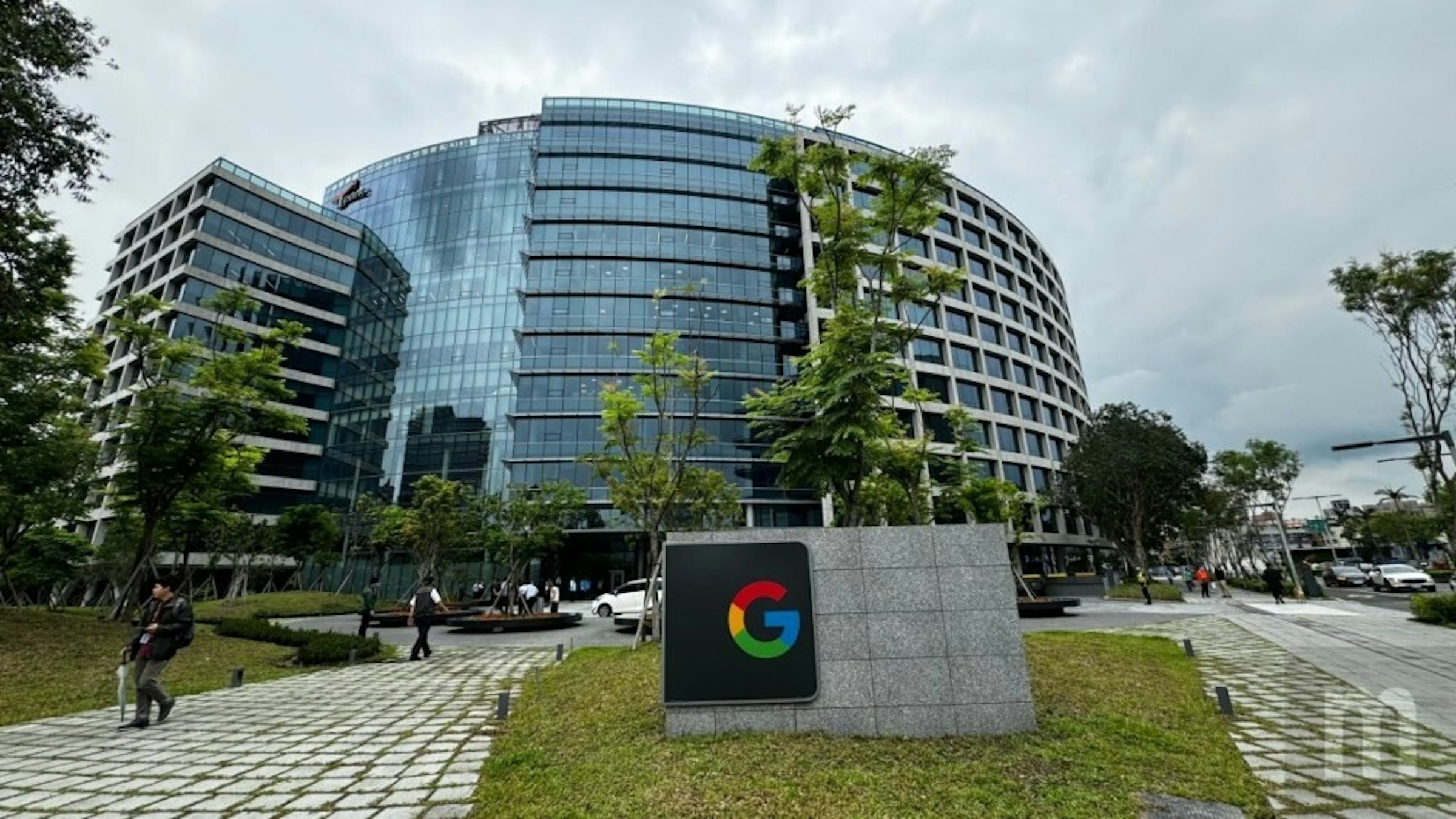 照片中跟谷歌有關，包含了商業建築、台北遠東電信園區 (Tpark)、辦公室、軟件