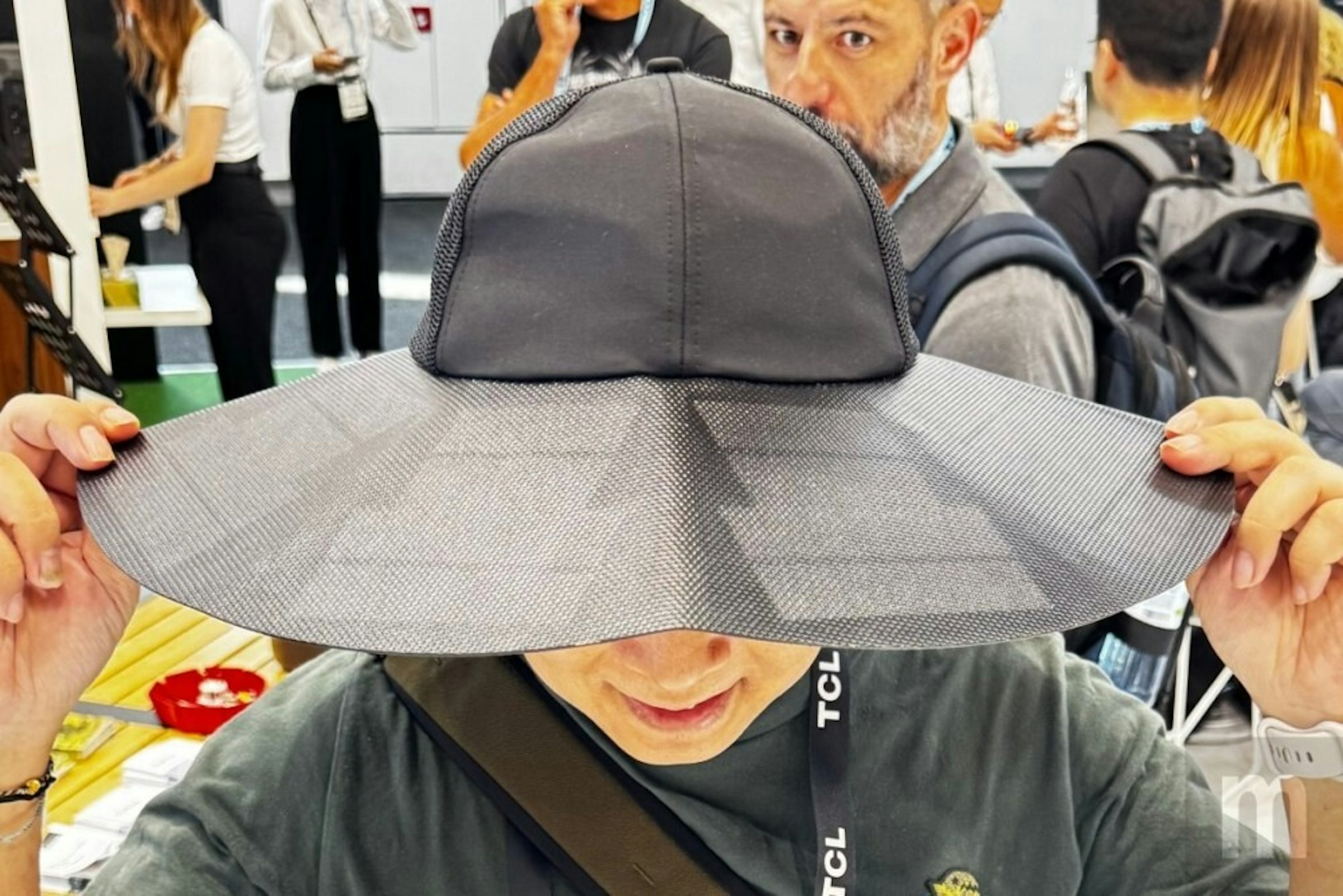 照片中提到了TCL、TCL，包含了棒球帽、棒球、棒球帽