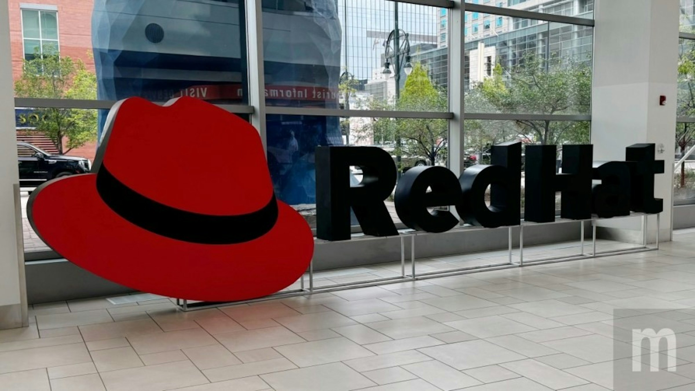 照片中提到了1830 J121V、Π Smiotnl 12int、RedHat，跟紅帽軟件有關，包含了等候室、房間