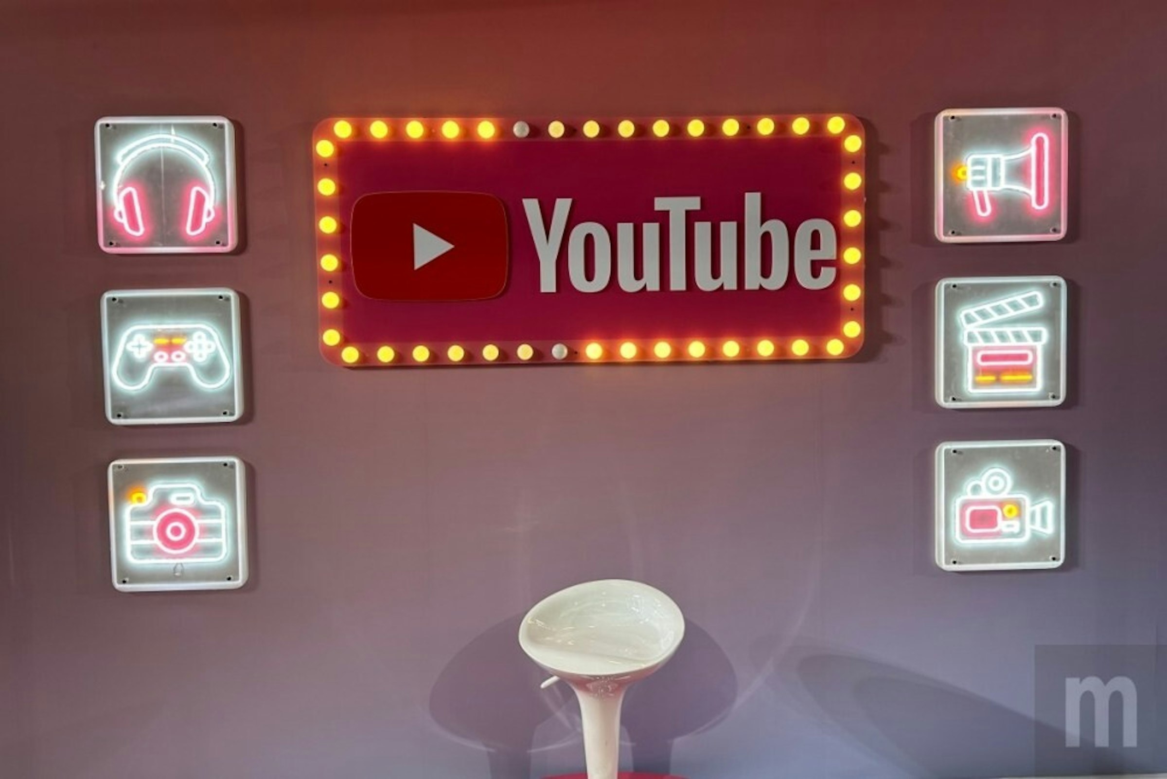 照片中提到了YouTube:、3，跟莫里、的YouTube有關，包含了霓虹燈、YouTube 電視、劇院、YouTube Premium