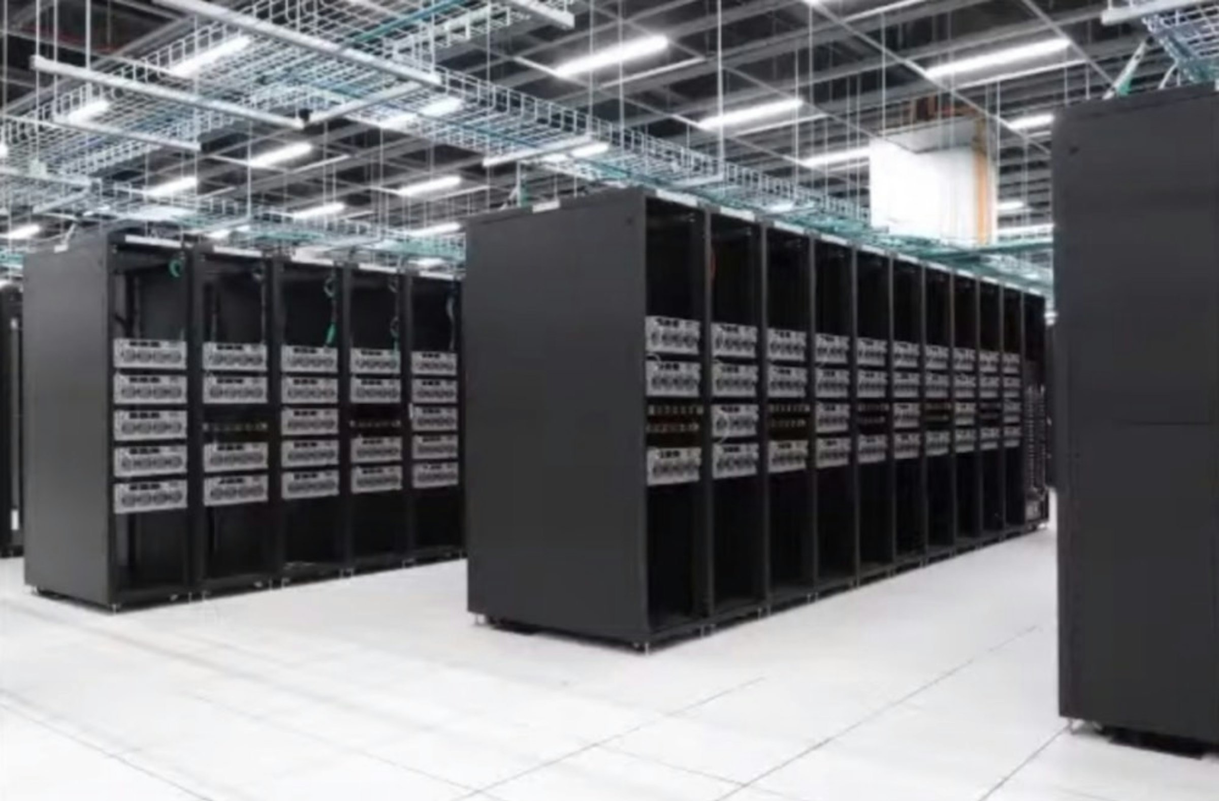 照片中提到了FLEEE、W、TE LEDERE，包含了特斯拉超級電腦、特斯拉公司、自動駕駛汽車、超級電腦、特斯拉道場