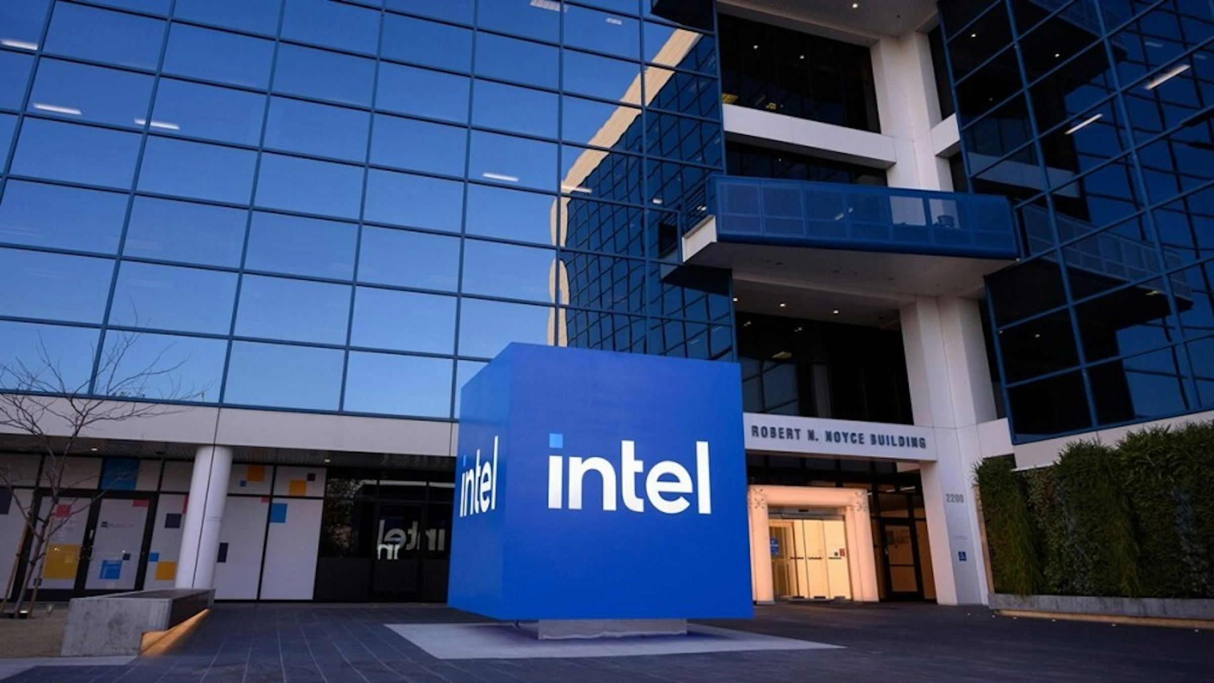 照片中提到了el intel、ROBERT N. NOYCE BUILDING、2200，跟英特爾、英特爾有關，包含了英特爾公司、英特爾博物館、羅伯特·諾伊斯大樓