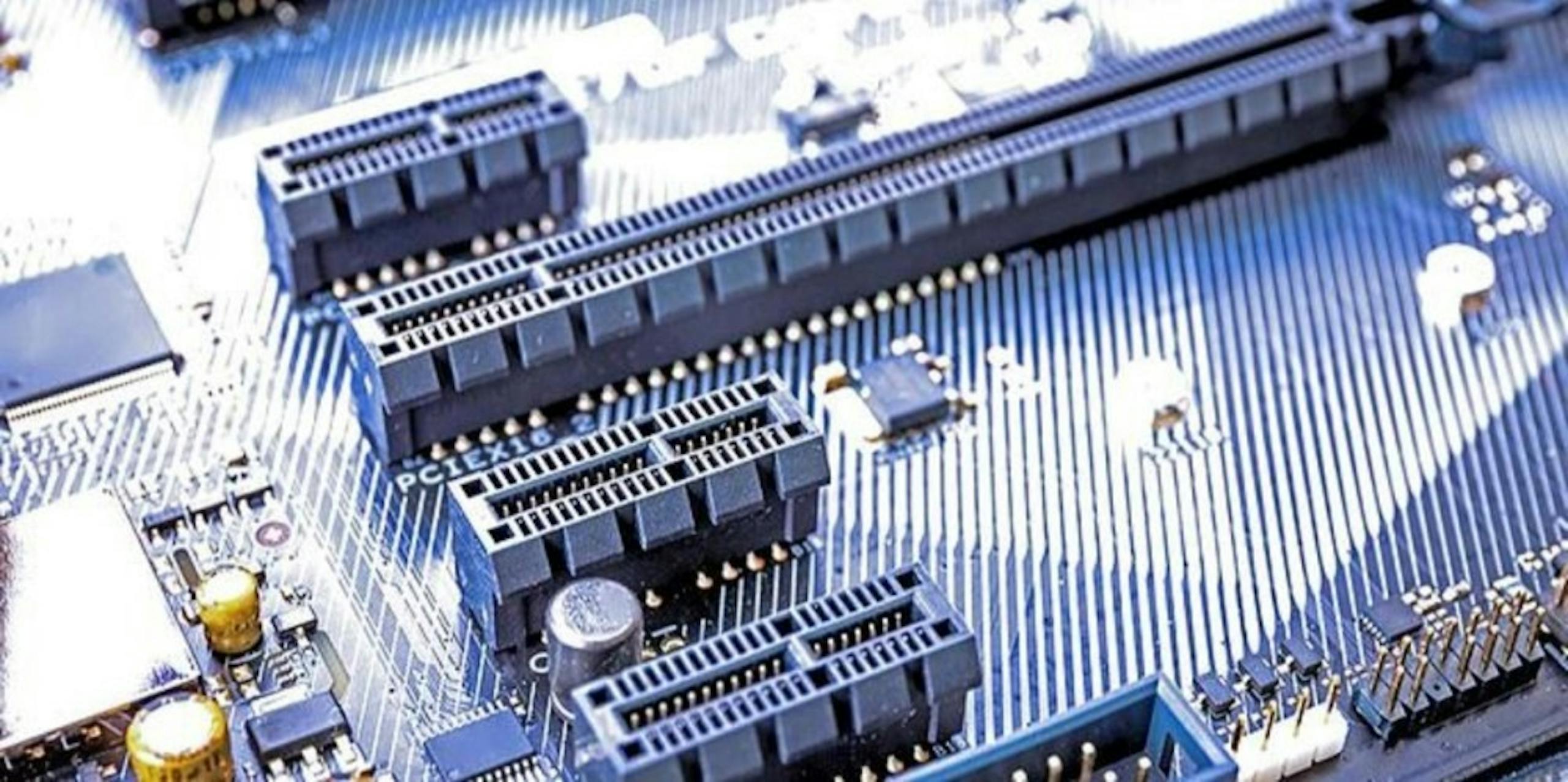 照片中提到了www、An，包含了主機板上最快的 PCIe 插槽、母板、PCI Express、外圍組件互連、邊緣連接器