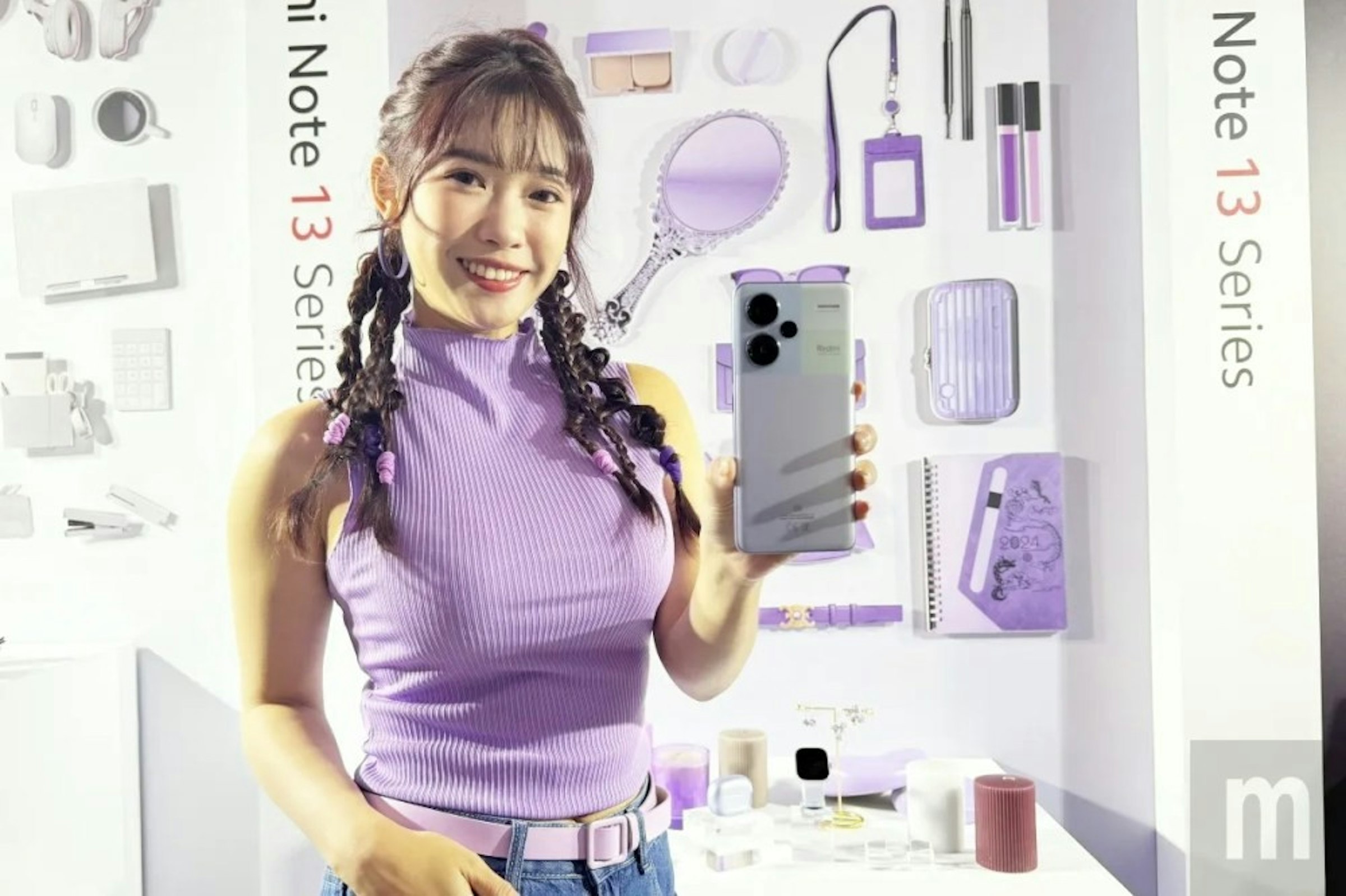 照片中提到了Note 13 Series、hi Note 13 Series、3，跟電影通行證有關，包含了肩、產品設計、產品、設計