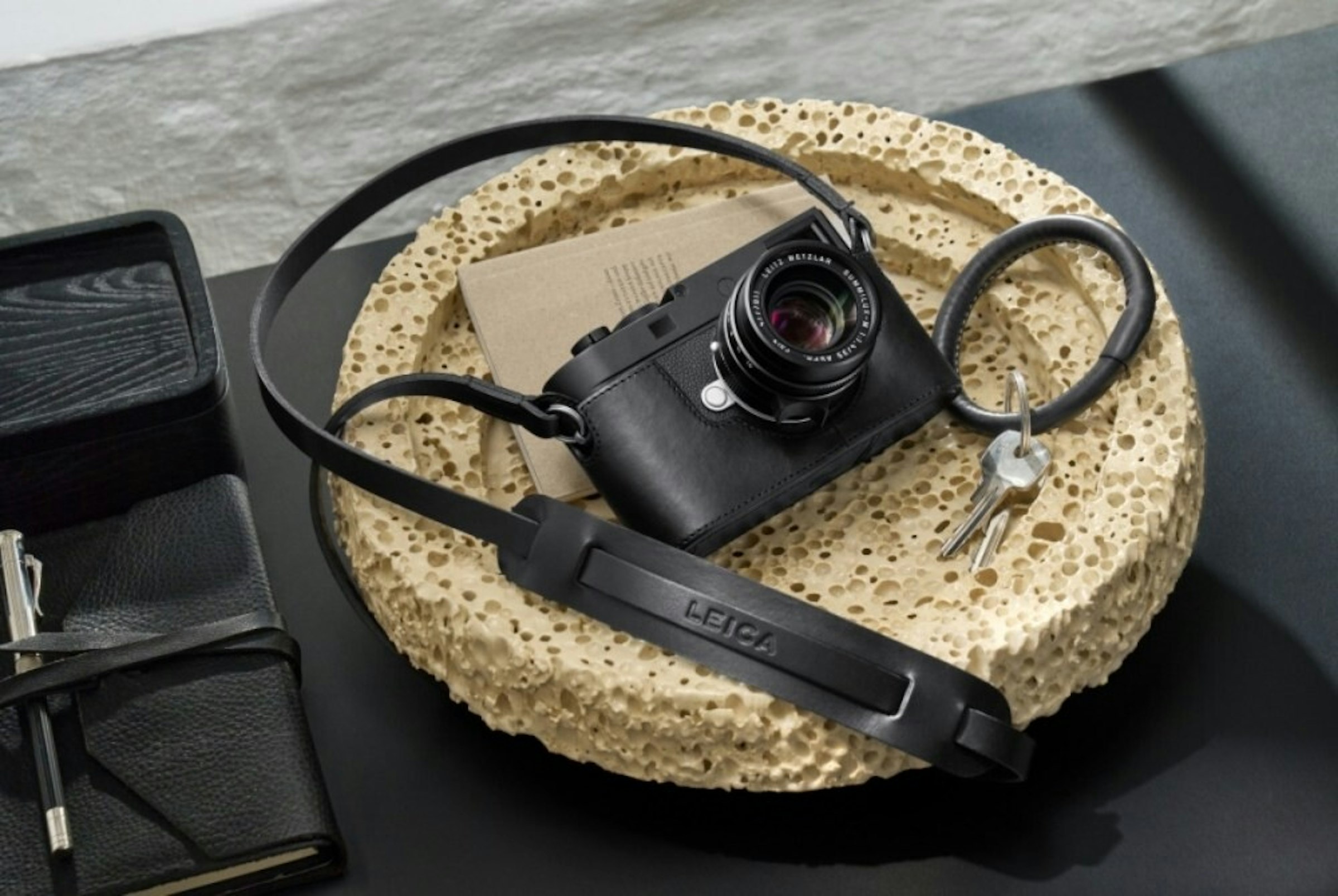 照片中提到了71189、LEICA，跟徠卡相機有關，包含了頭戴式耳機、頭戴式耳機