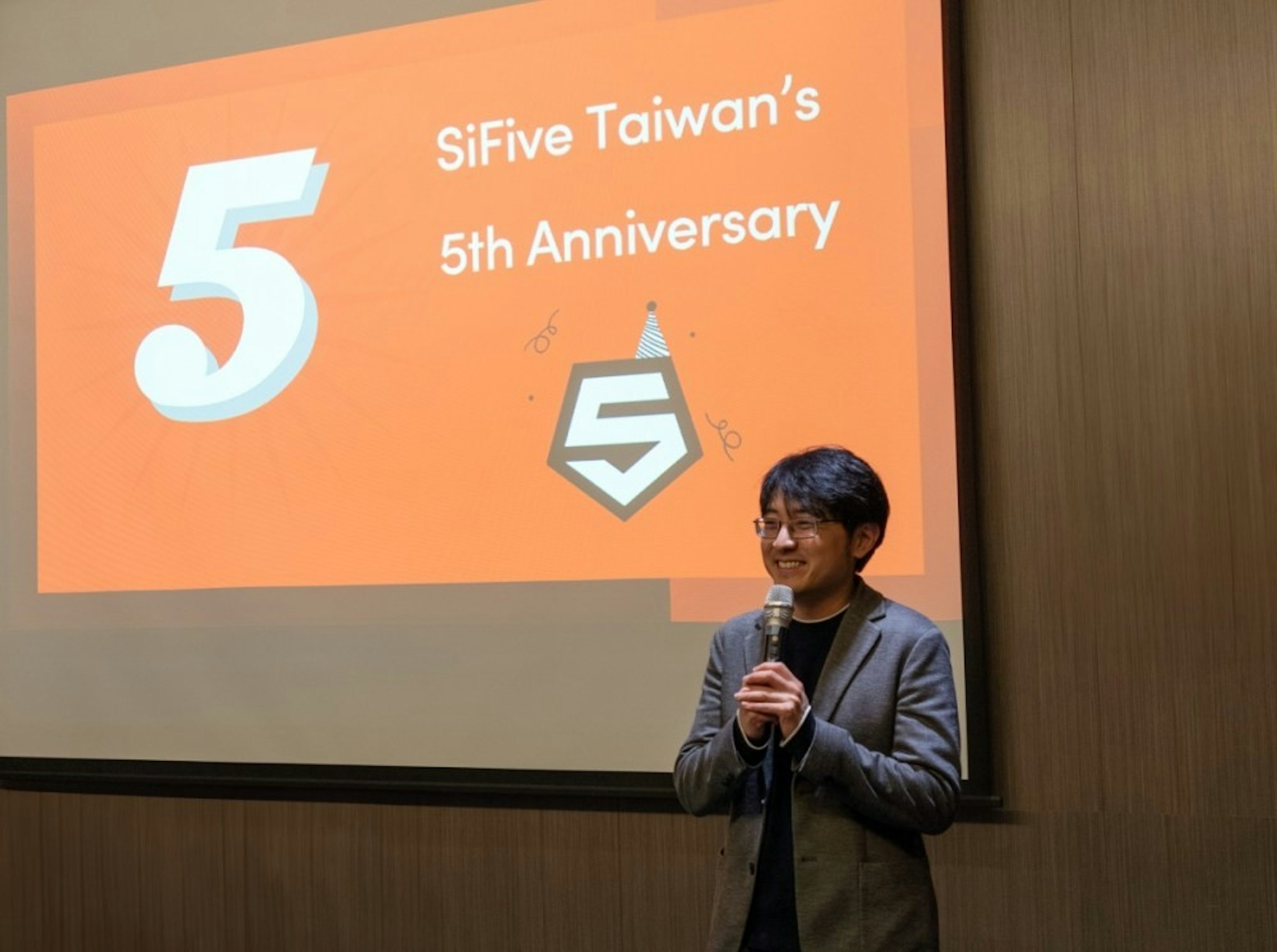 照片中提到了5、SiFive Taiwan's、5th Anniversary，包含了介紹、公共關係、人的、介紹、演講