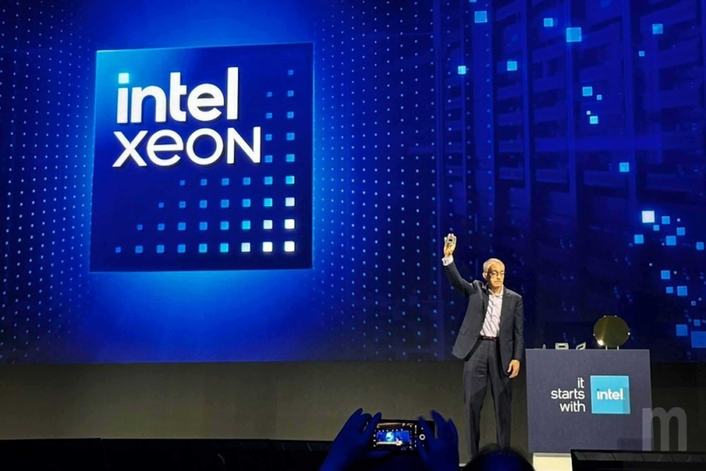 照片中提到了intel、XEON:、B，跟英特爾、莫里有關，包含了英特爾超、猛禽湖、英特爾酷睿 i5-9400 2.9 GHz 6 核心處理器、顯示卡