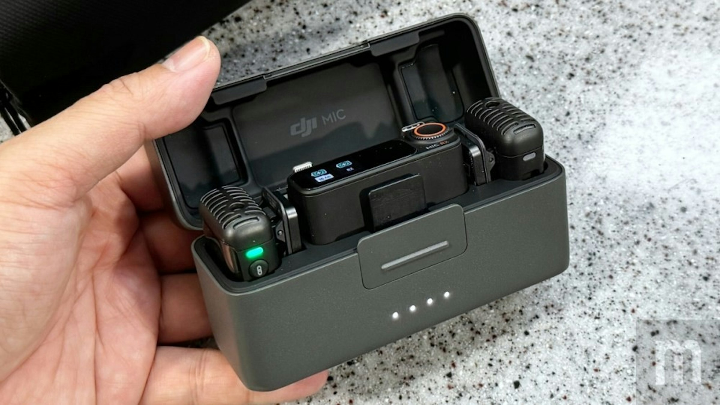 照片中提到了dji MIC、SAT，跟大疆創新有關，包含了傻瓜相機、數碼相機、相機、傻瓜相機、小工具