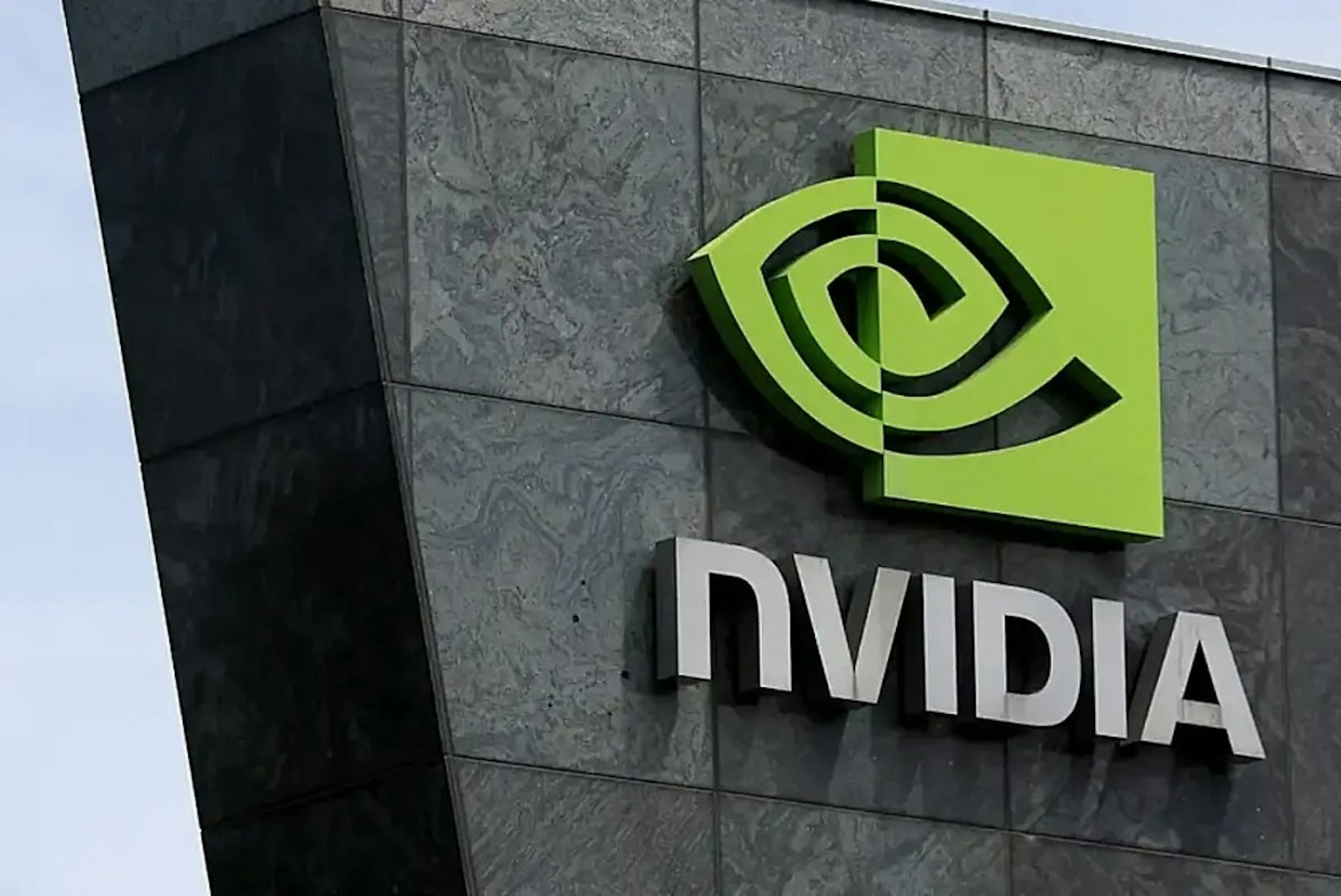照片中提到了NVIDIA，跟英偉達有關，包含了英偉達股票、英偉達、AMD公司、股票