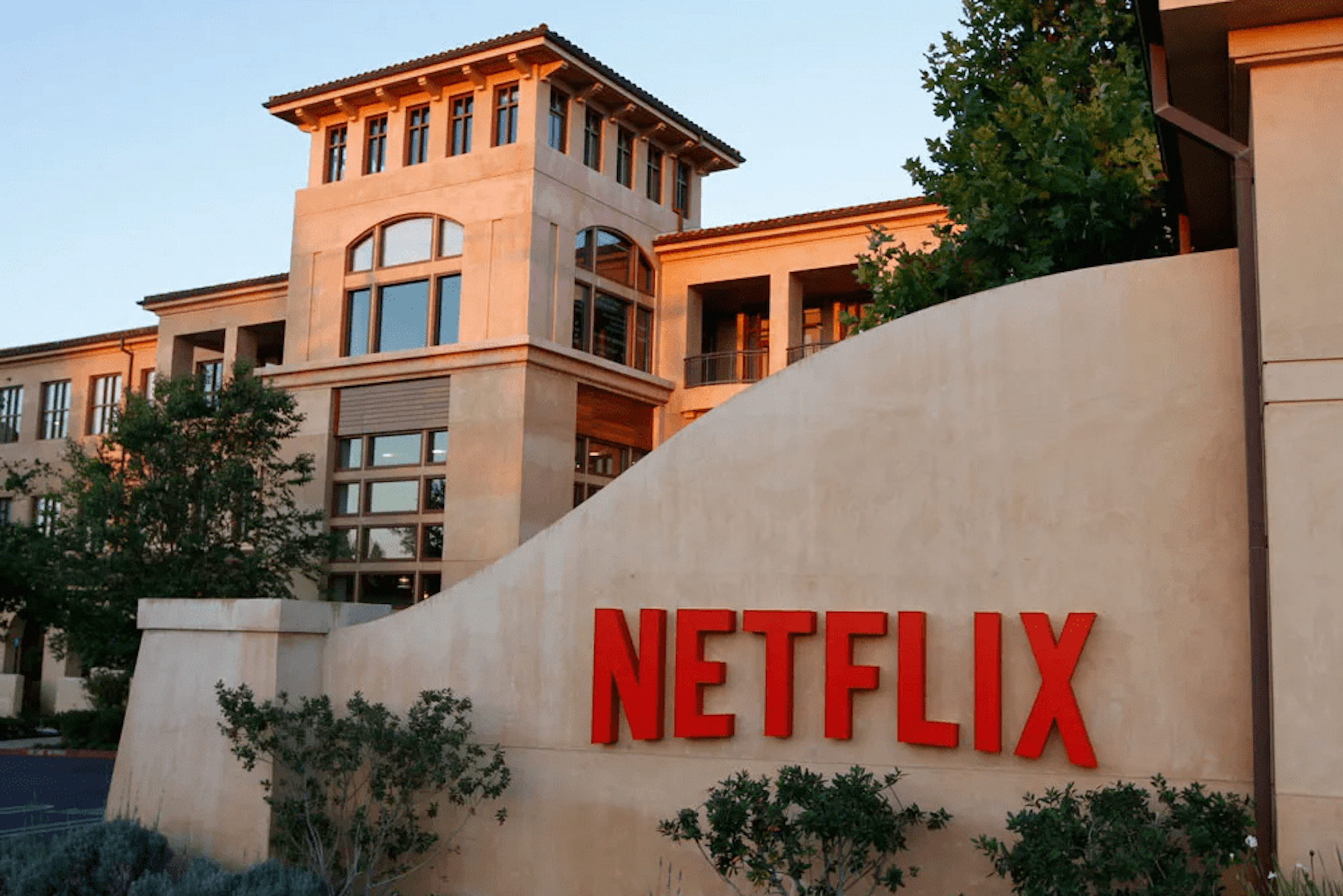 照片中提到了NETFLIX，跟網飛有關，包含了netflix公司、納斯達克股票代碼：NFLX、流媒體