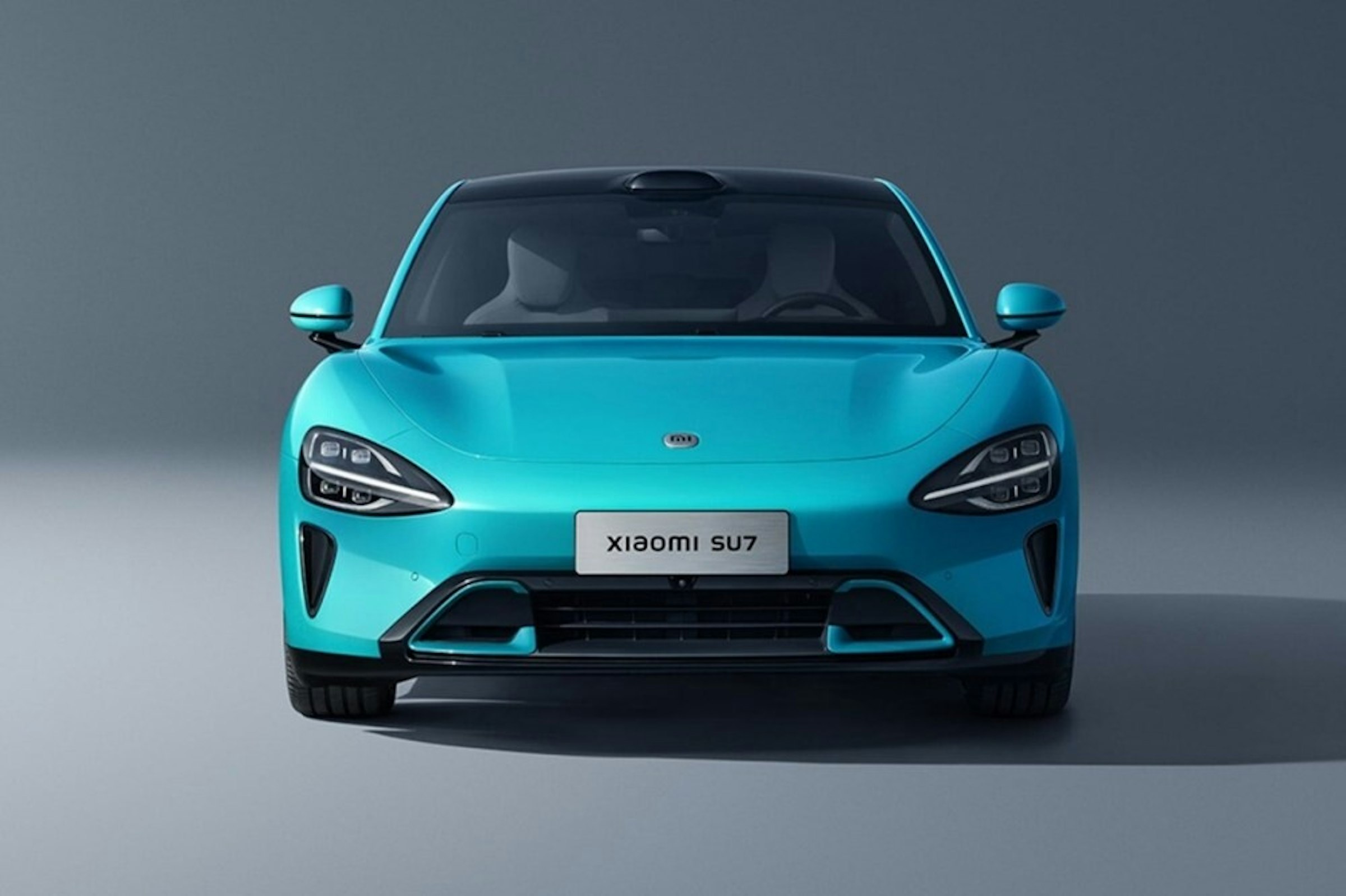 照片中提到了C、Xiaomi SU7，包含了小米汽車、小米SU7、汽車、跑車、保時捷Taycan