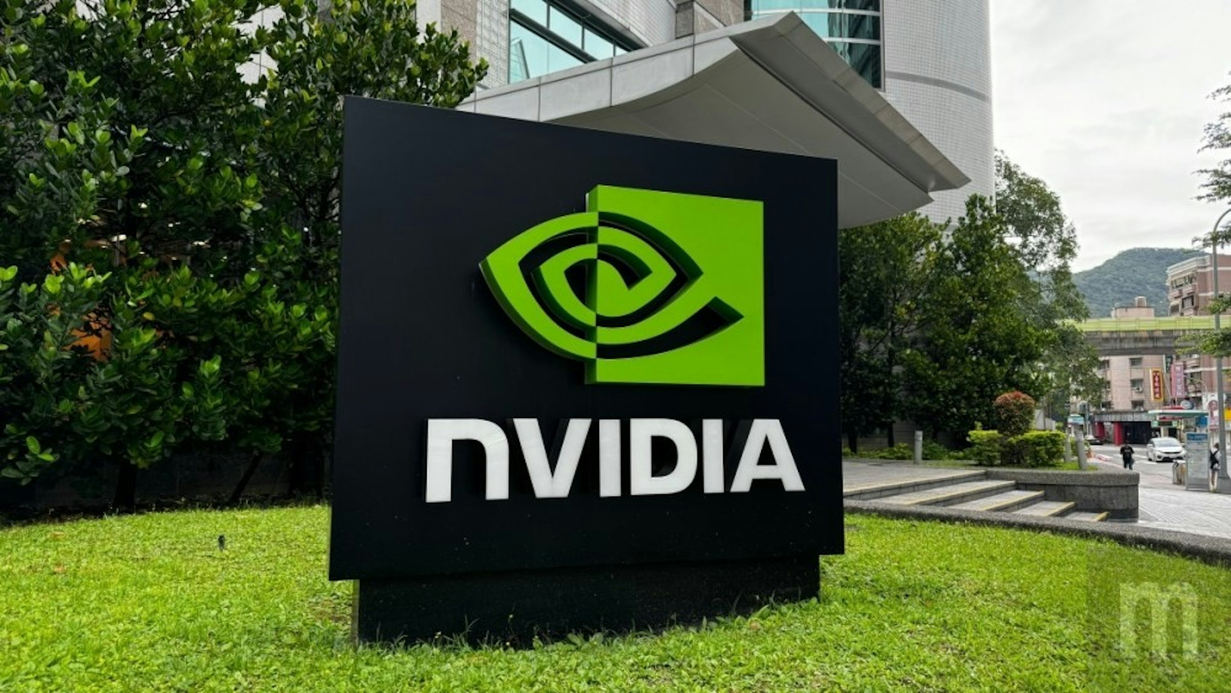 照片中提到了NVIDIA，跟英偉達有關，包含了法國英偉達突襲、顯示卡、英偉達、圖形處理單元