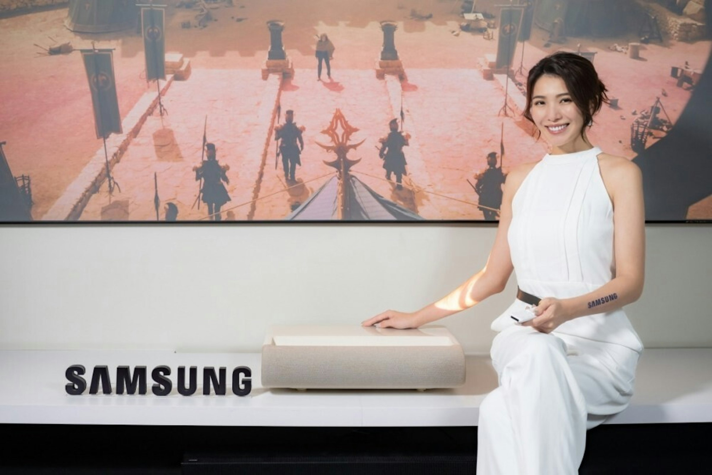 照片中提到了SAMSUNG、SAMSUNG，跟三星、三星有關，包含了女孩、雷岑、中央處理器、超短焦