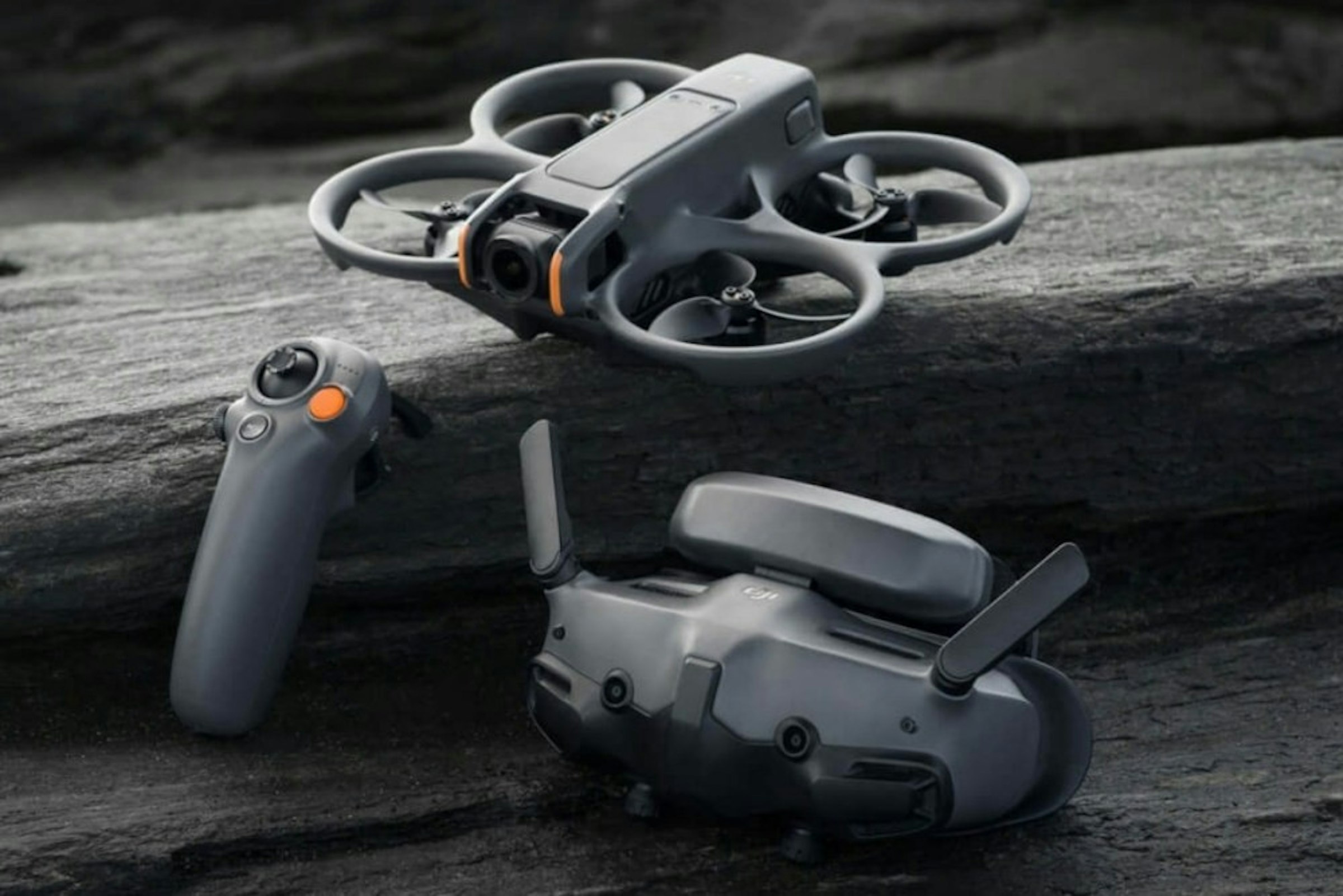 照片中包含了鑰匙扣、大疆創新、相機、DJI Avata Pro View 組合（附護目鏡 2）、無人駕駛的航空機
