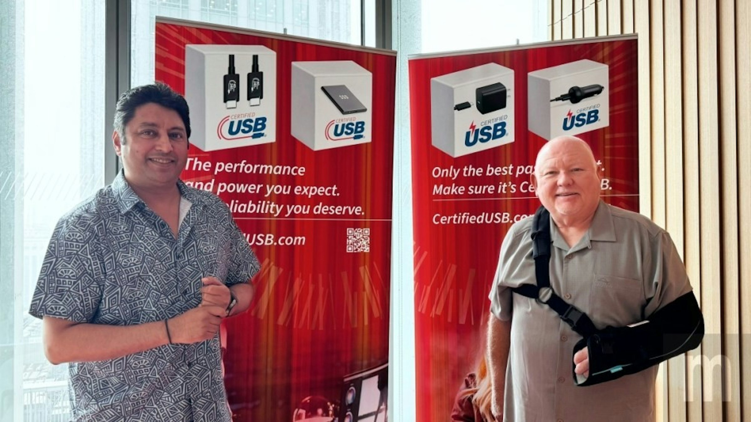 照片中提到了AA、CERTIFIEL、USB，跟拯救羅馬尼亞聯盟有關，包含了旗幟、旗幟、事件