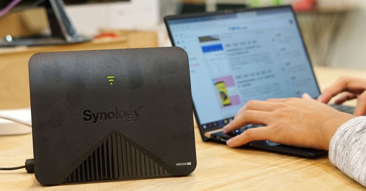 Netbook, Synology MR2200AC Mesh Wireless Router, Router, 瘾科技, Wi-Fi, Wireless network, Internet, Synology Inc., Synology RT2600ac, Electronics, netbook, Laptop, Electronic device, Technology, Netbook, Gadget, Personal computer