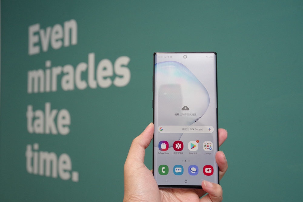 Feature phone, Smartphone, Cellular network, Product design, Product, Text messaging, Multimedia, Design, Electronics, Meter, electronics, Product, Gadget, Technology, Electronic device, Finger, Mobile phone