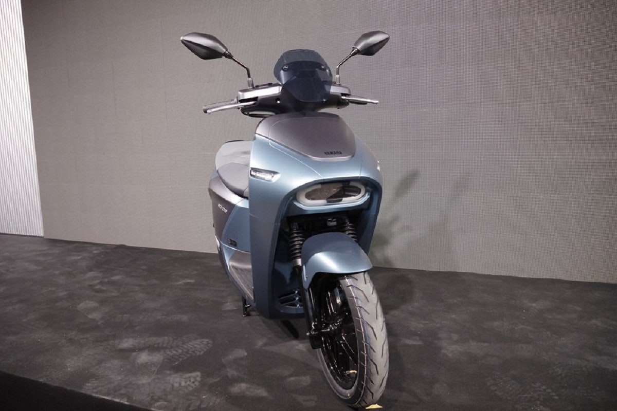 Scooter, Car, Electric vehicle, Yamaha Motor Company, Motorcycle accessories, , Motorcycle, Electric car, Moped, , scooter, Scooter, Headlamp, Automotive lighting, Vehicle, Automotive tire, Automotive design, Tire, Car, Motorcycle, Alloy wheel