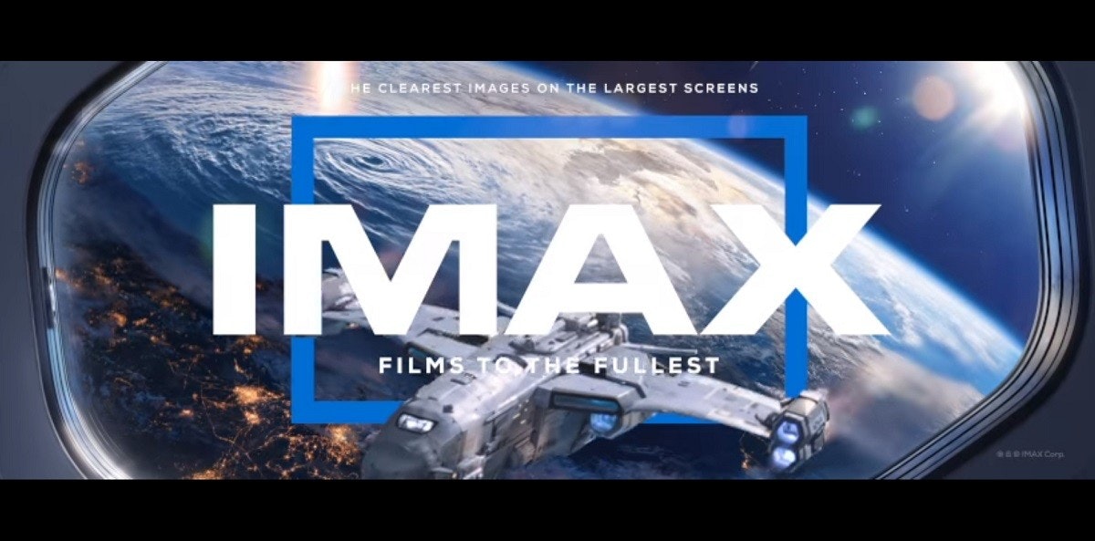 照片中提到了HE CLEAREST IMAGES ON THE LARGEST SCREENS、IMAX、FILMS TOTHE FULLEST，跟IMAX公司有關，包含了大氣層、IMAX、照片、電影院、電影