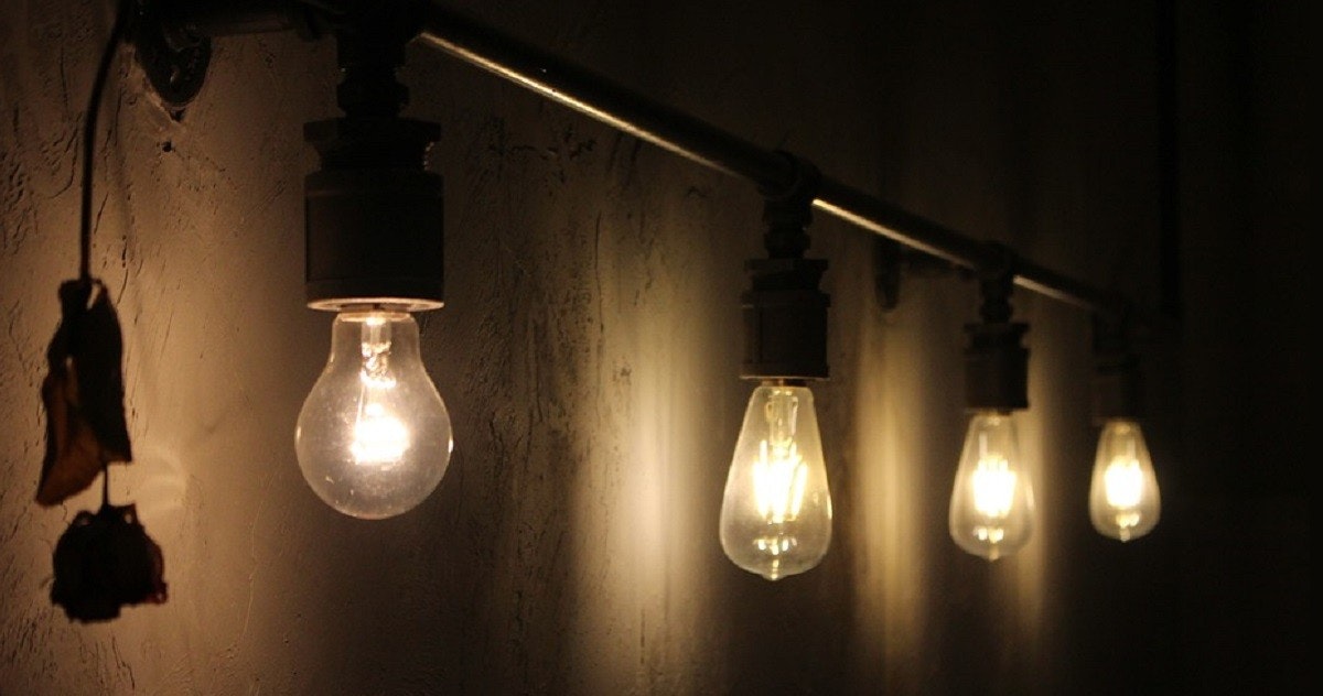 照片中包含了電燈泡暗、白熾燈泡、電燈、燈光、燈具