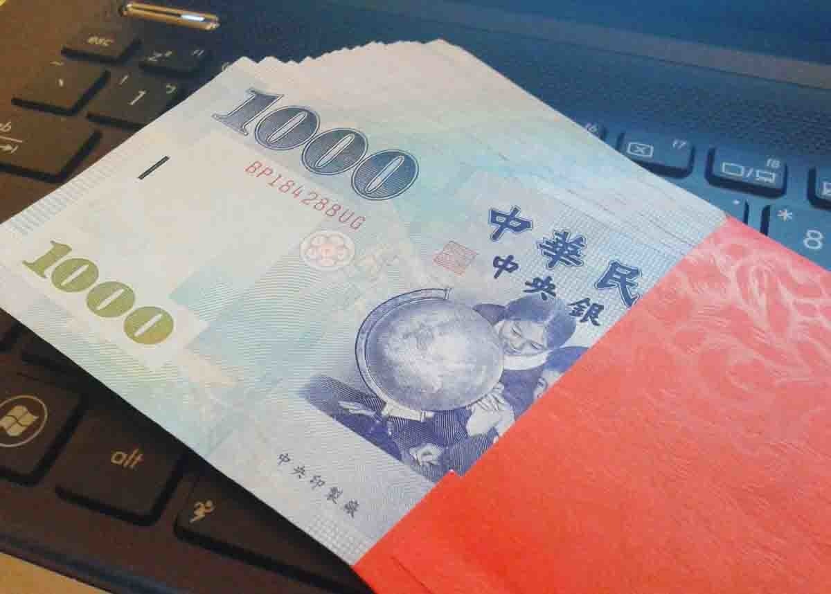 照片中提到了r8、8.、1000，跟呂加有關，包含了現金、現金、購物中心、百貨商店、最低工資