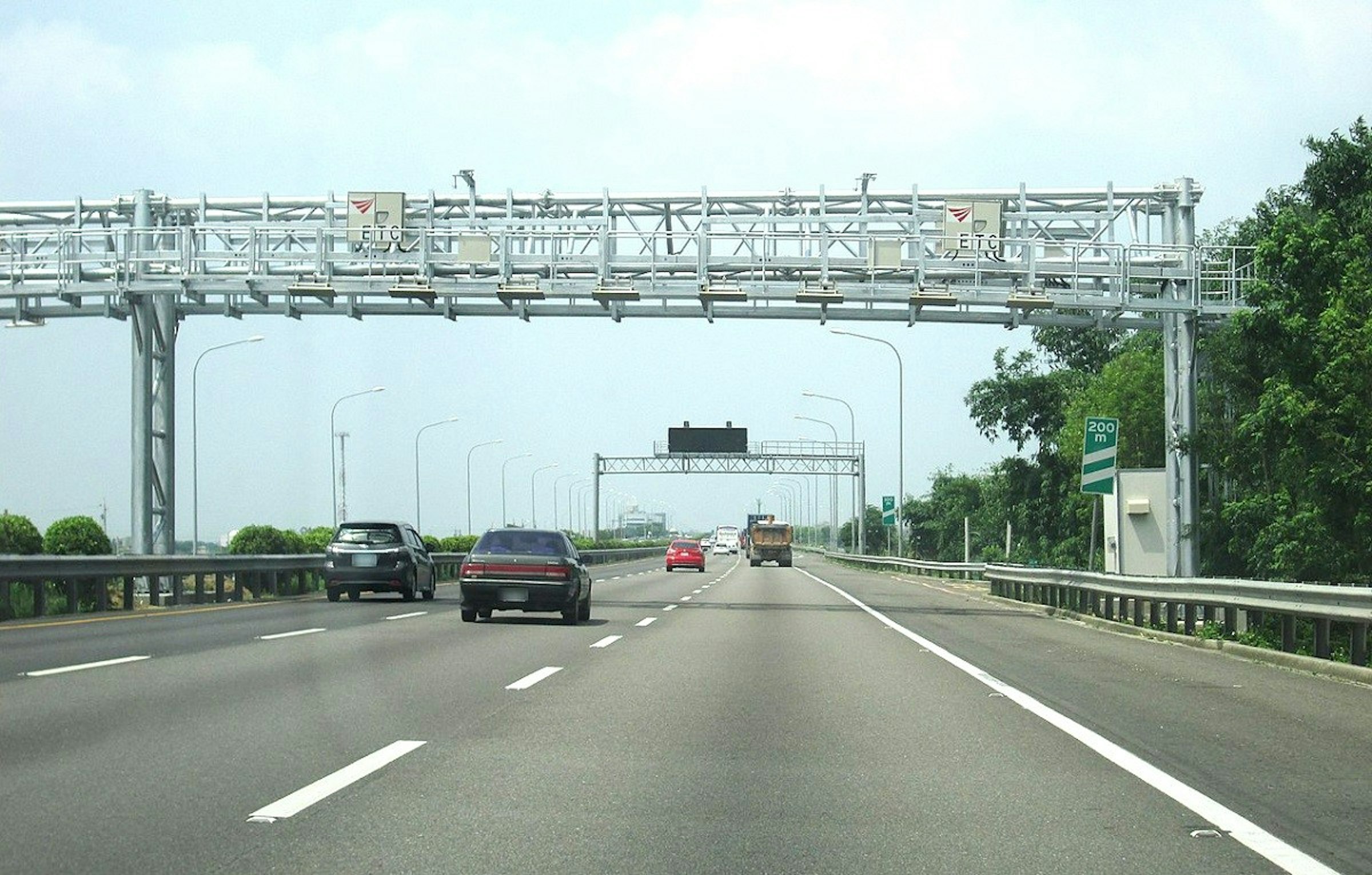 照片中提到了200、m，包含了車道、受控通道高速公路、中山高速公路、電子收費、射頻識別