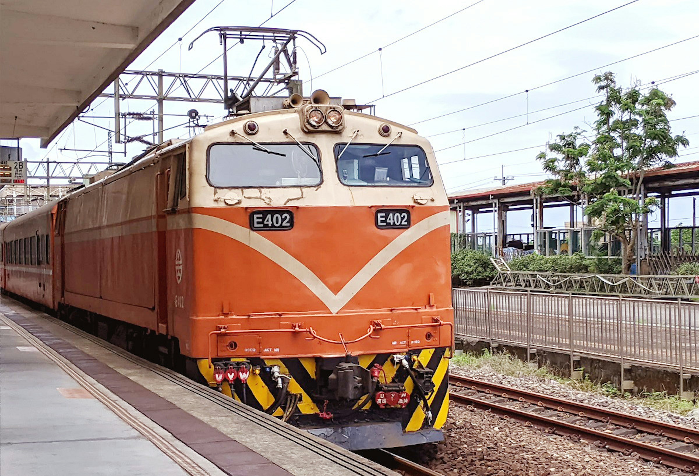 照片中提到了E402、E402、BCEO，包含了鐵路交通、電力機車、鐵路交通、乘用車、機車