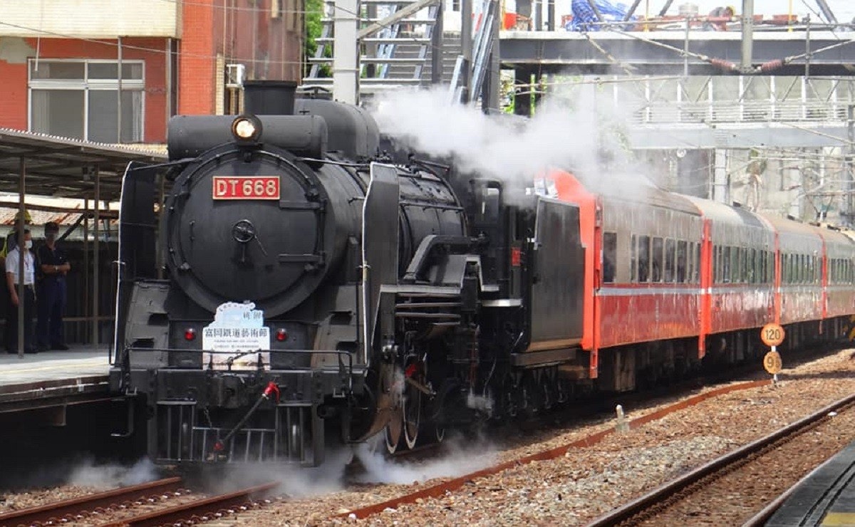 照片中提到了DT 668、120，包含了跟踪、鐵路交通、蒸汽機、機車、有軌電車