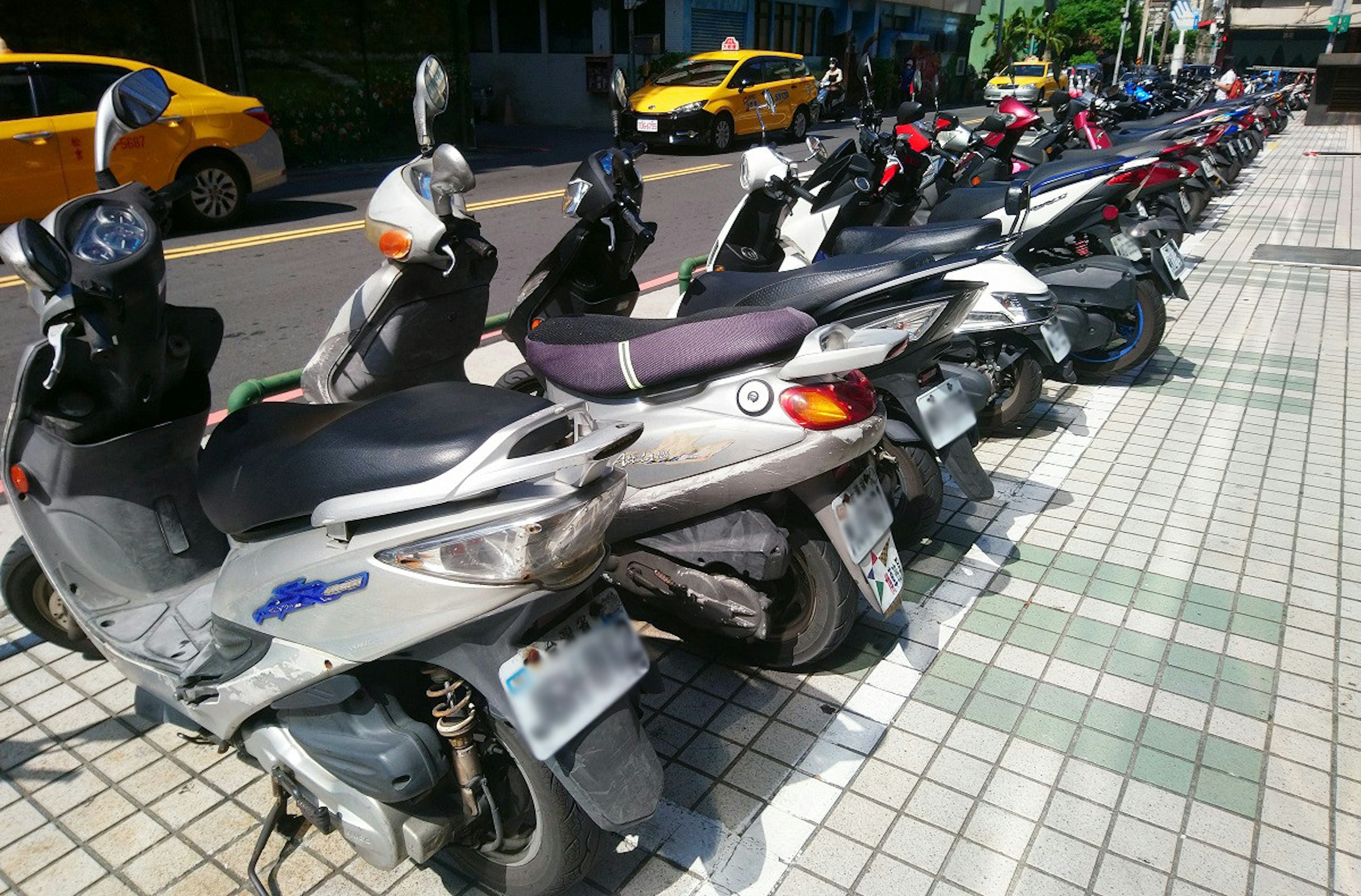照片中包含了電單車、摩托車、汽車、摩托車配件、摩托車