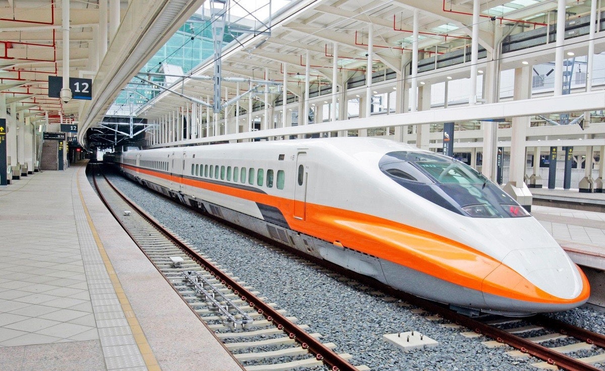 照片中提到了12，包含了台灣高速火車、台灣高鐵、培養、鐵路交通、高速火車