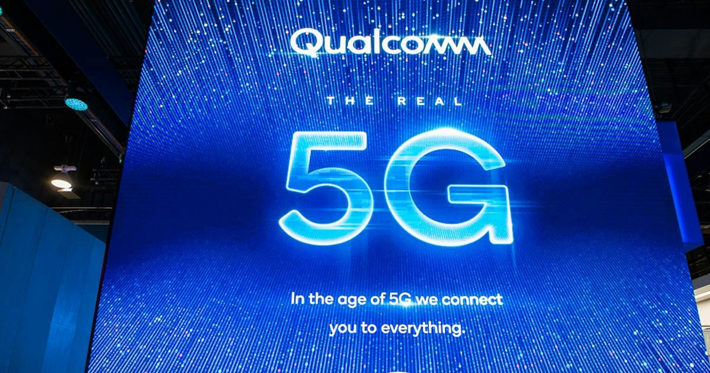 照片中提到了Qualcomm、THE REAL、5G，跟高通公司有關，包含了光、LED顯示屏、5G、蘋果手機