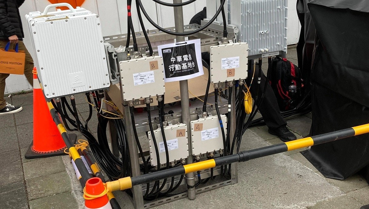 照片中提到了LOUIS VOITION、中華電、行動基地,包含了機、機、摩托車、物理、科學