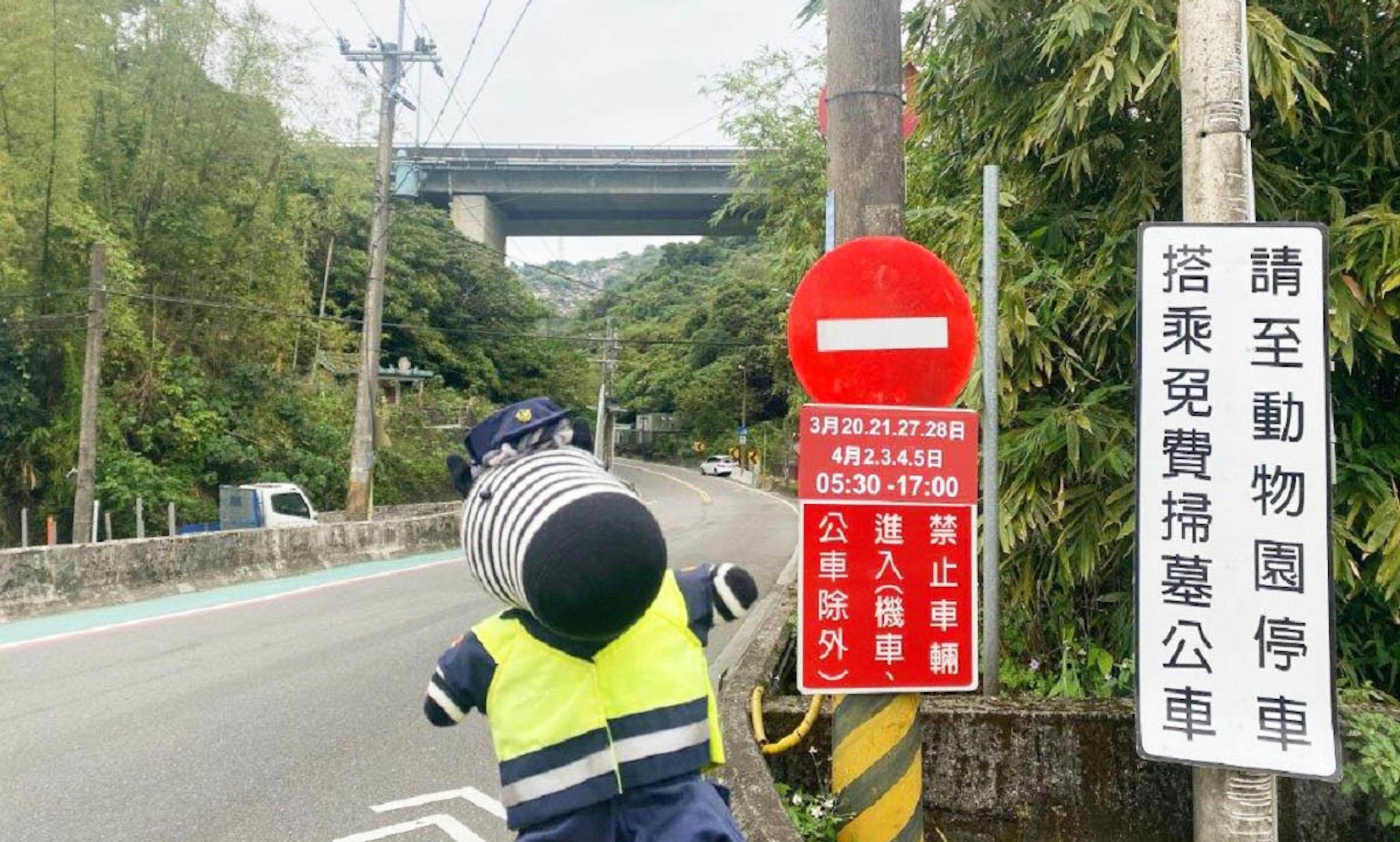 照片中提到了3月20.21.27.28日、4月2.3.4.5日、05:30 -17:00，包含了車道、路面、交通標誌、人行道、行人